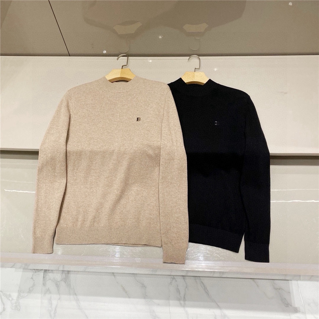 经典B家标志字母标示款，Bur的超级爆款，每年必出，每年都是热卖款。。辨识度极高！基础款的毛衣大家都见多