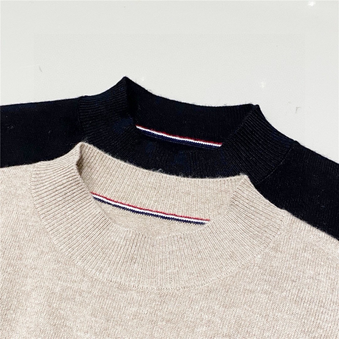 经典B家标志字母标示款，Bur的超级爆款，每年必出，每年都是热卖款。。辨识度极高！基础款的毛衣大家都见多