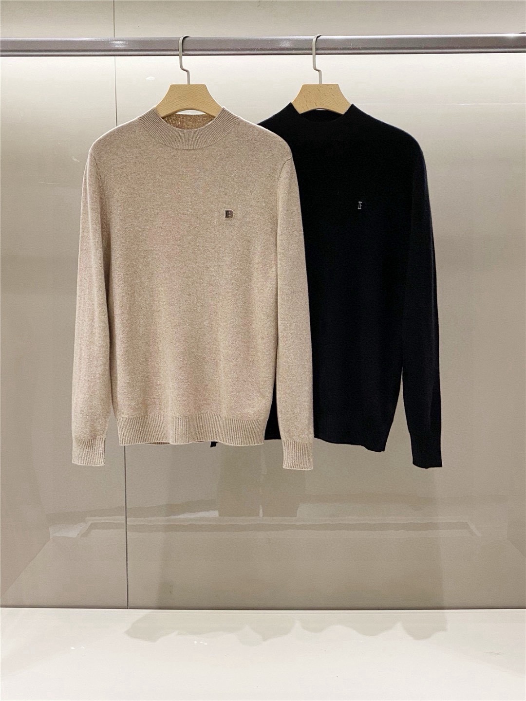 经典B家标志字母标示款，Bur的超级爆款，每年必出，每年都是热卖款。。辨识度极高！基础款的毛衣大家都见多