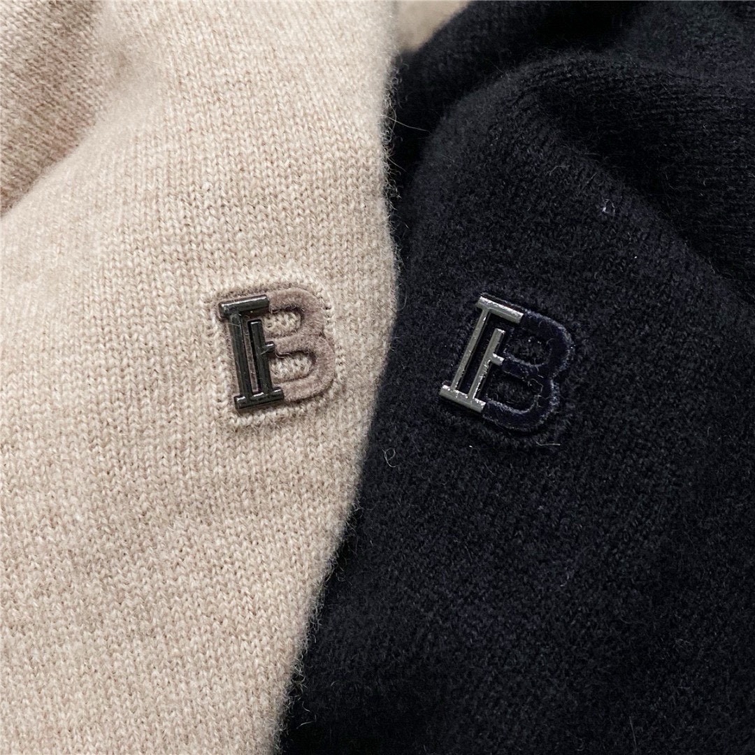 经典B家标志字母标示款，Bur的超级爆款，每年必出，每年都是热卖款。。辨识度极高！基础款的毛衣大家都见多