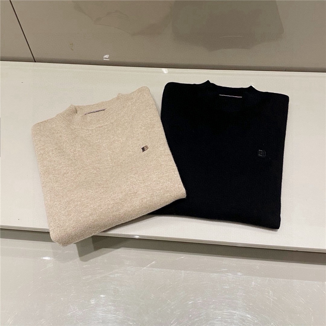 经典B家标志字母标示款，Bur的超级爆款，每年必出，每年都是热卖款。。辨识度极高！基础款的毛衣大家都见多