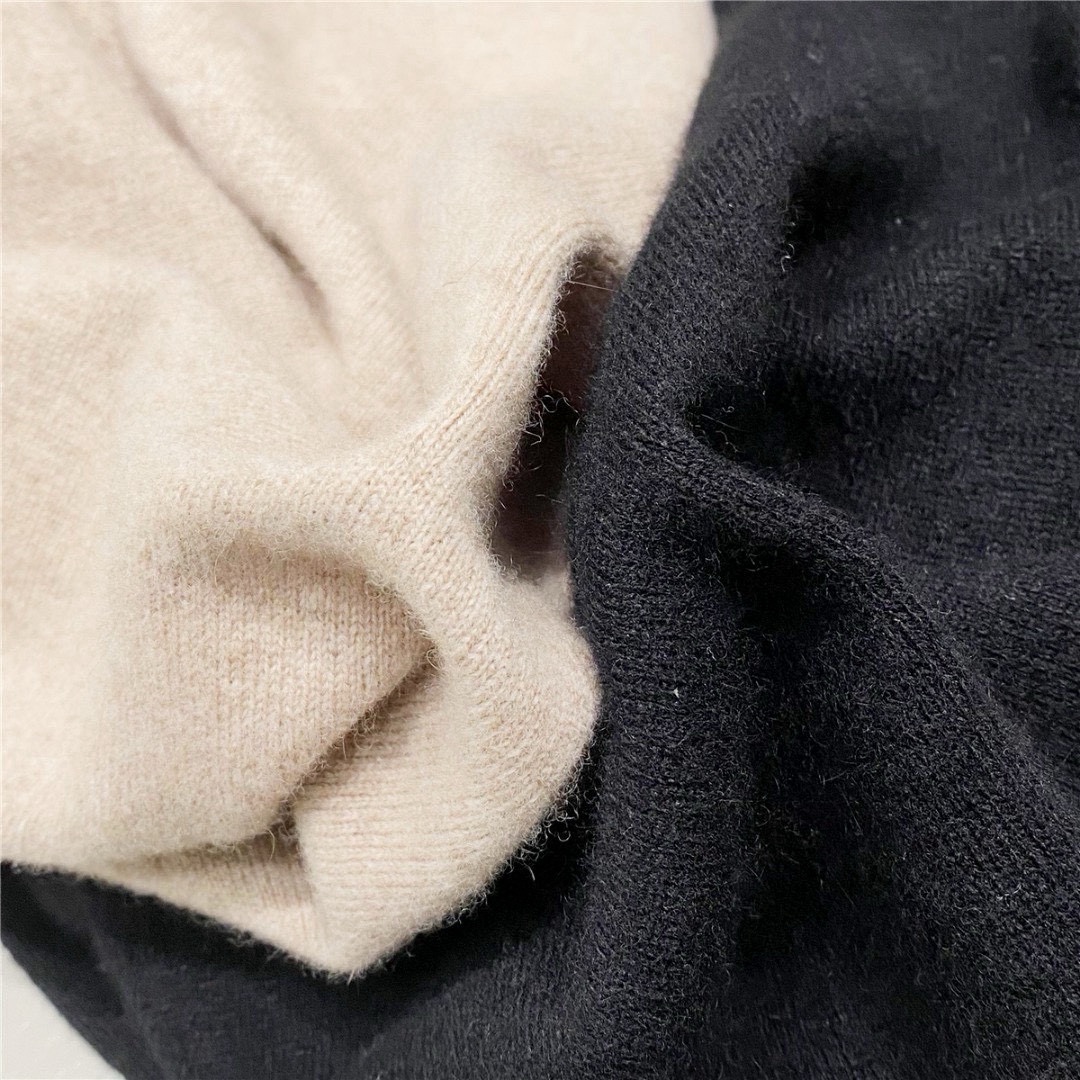 经典B家标志字母标示款，Bur的超级爆款，每年必出，每年都是热卖款。。辨识度极高！基础款的毛衣大家都见多