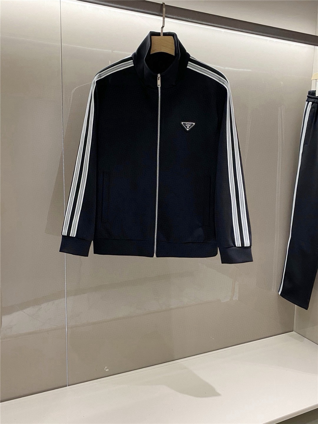 简洁立领款，PRA2025秋冬新款休闲卫衣，尼龙上下拼接经典版型卫衣！贸易公司渠道稀出，领先官网发售！P