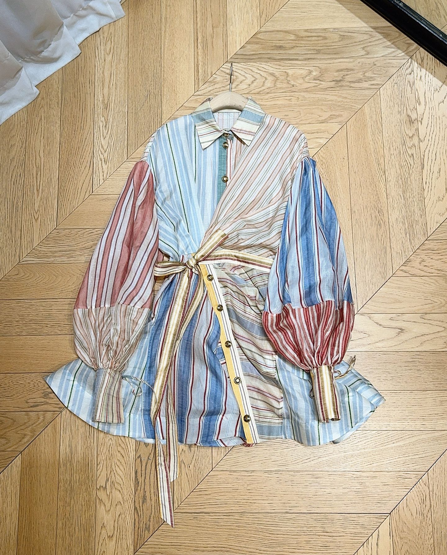 Z*I*M*M系扣连衣裙👗🆕……衬衫式翻领条纹衬衫裙，采用丝麻面料制成，彩色条纹拼接，灯笼袖设计，腰布有