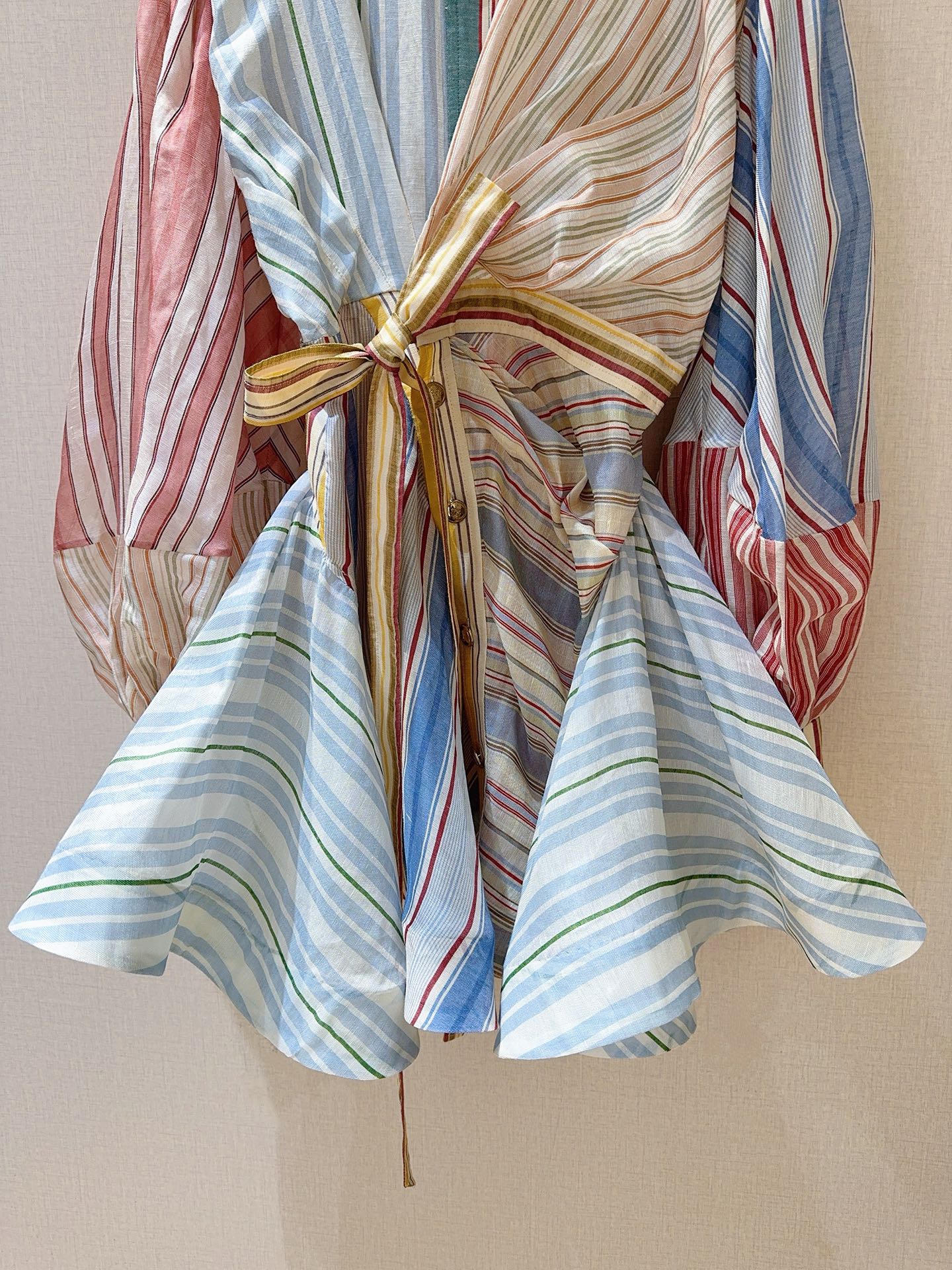 Z*I*M*M系扣连衣裙👗🆕……衬衫式翻领条纹衬衫裙，采用丝麻面料制成，彩色条纹拼接，灯笼袖设计，腰布有