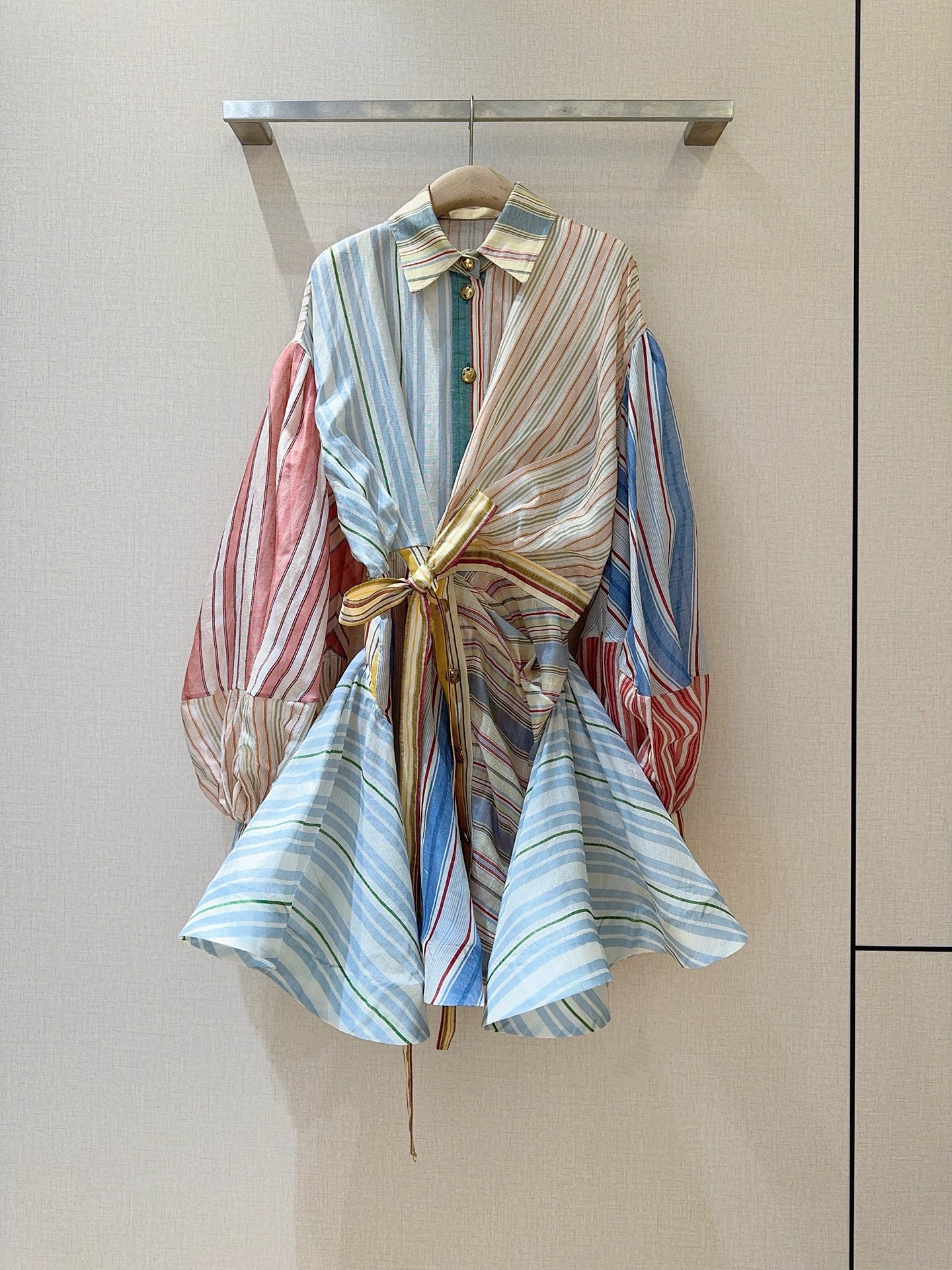 NO:677355,Z*I*M*M buttoned dress... Shirt-style lapel striped shirt dress, made of silk and linen fabrics, colorful stripes splicing, lantern sleeve design, waistband with belt, slimming, light and breathable. Full of retro gloss, fashionable and comfortable. Size SMLXL, K251026,, Zimmerman-Clothing, skirts, shirts,19860909Z*I*M*M系扣连衣裙…… 衬衫式翻领条纹衬衫裙,采用丝麻面料制成,彩色条纹拼接,灯笼袖设计,腰布有绑带收腰版型,巨显瘦,轻薄透气.复古光泽感拉满,时尚又舒适. 码数SMLXL,K251026,,兹默曼-服装,skirts,shirts,,Women's clothing