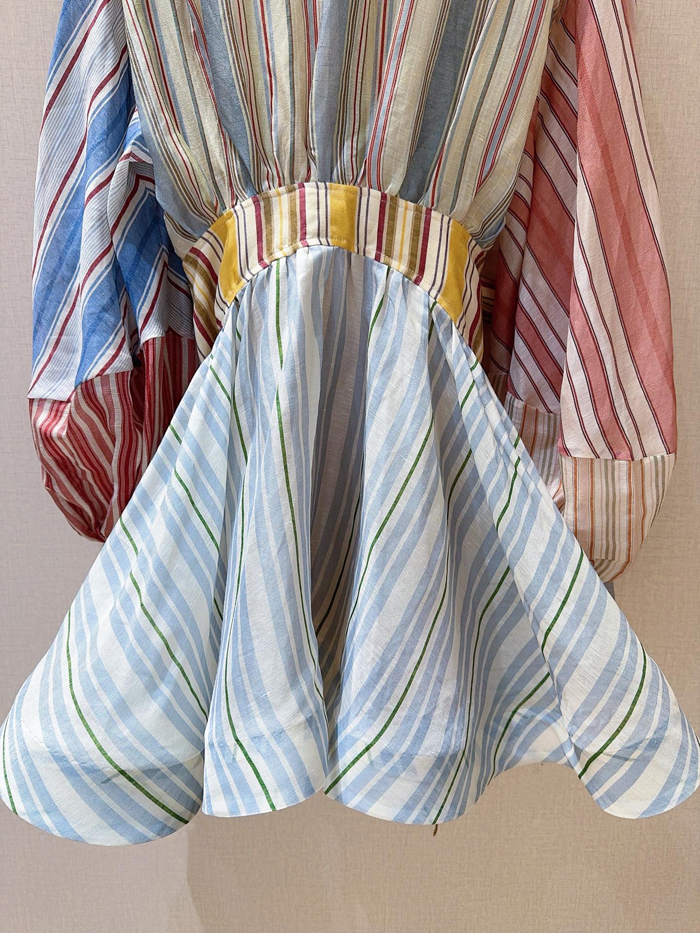 Z*I*M*M系扣连衣裙👗🆕……衬衫式翻领条纹衬衫裙，采用丝麻面料制成，彩色条纹拼接，灯笼袖设计，腰布有