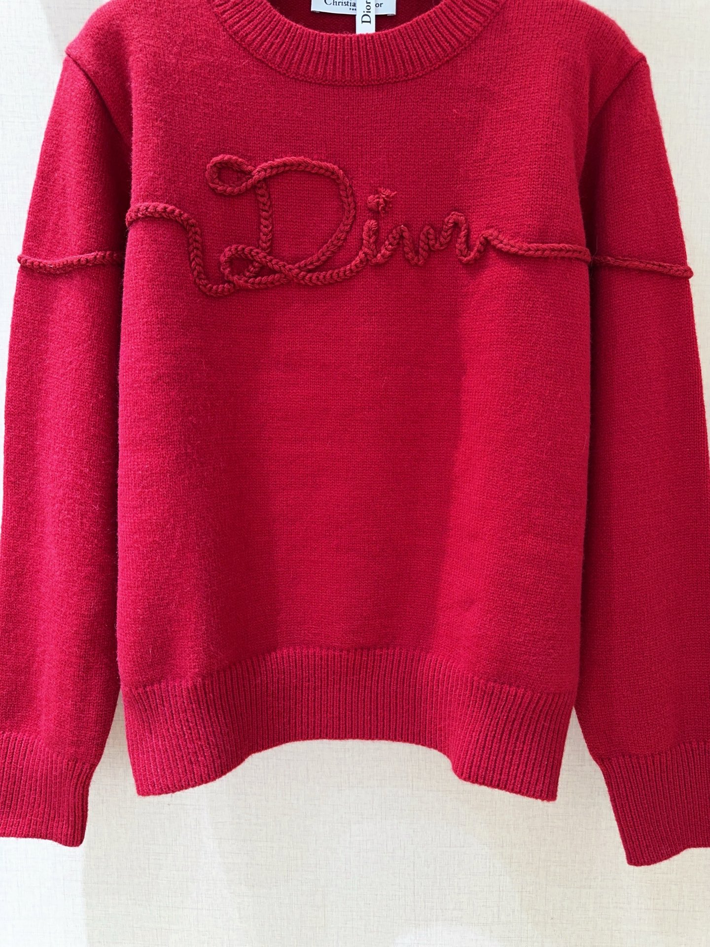 D家秋冬新品[爱心]🆕……红色针织羊毛衫，圆领设计简约大方，宽松版型，柔软又保暖，秋冬穿超舒服，舒适不挑