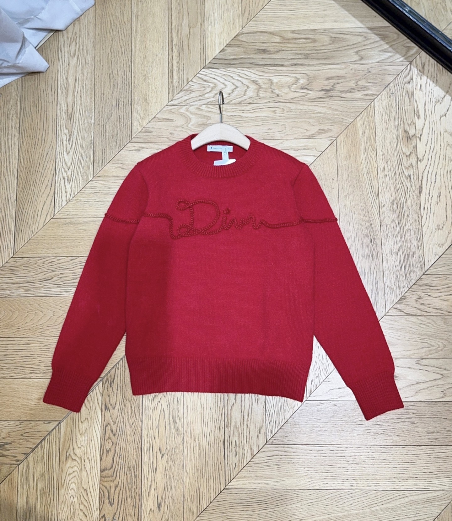 D家秋冬新品[爱心]🆕……红色针织羊毛衫，圆领设计简约大方，宽松版型，柔软又保暖，秋冬穿超舒服，舒适不挑