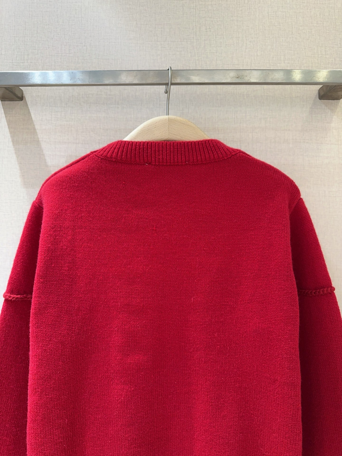 D家秋冬新品[爱心]🆕……红色针织羊毛衫，圆领设计简约大方，宽松版型，柔软又保暖，秋冬穿超舒服，舒适不挑