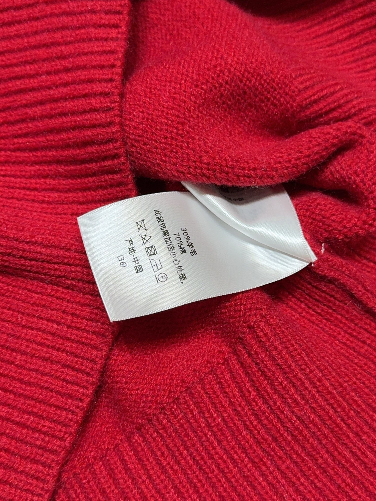 D家秋冬新品[爱心]🆕……红色针织羊毛衫，圆领设计简约大方，宽松版型，柔软又保暖，秋冬穿超舒服，舒适不挑