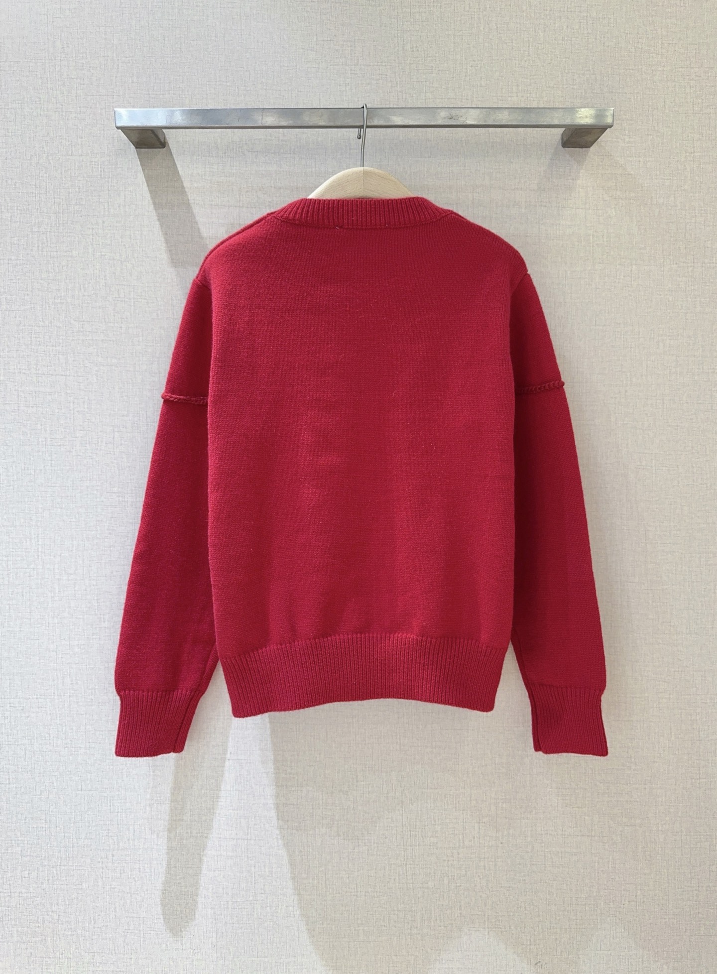 D家秋冬新品[爱心]🆕……红色针织羊毛衫，圆领设计简约大方，宽松版型，柔软又保暖，秋冬穿超舒服，舒适不挑