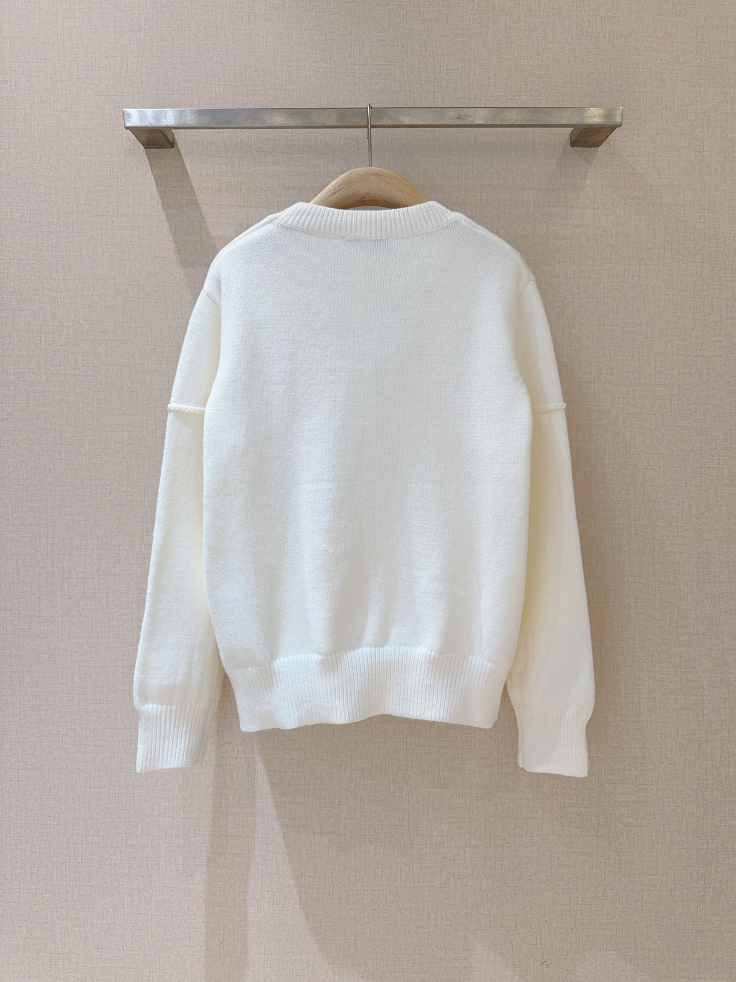 D家秋冬新品[爱心]🆕……白色针织羊毛衫，圆领设计简约大方，宽松版型，柔软又保暖，秋冬穿超舒服，舒适不挑