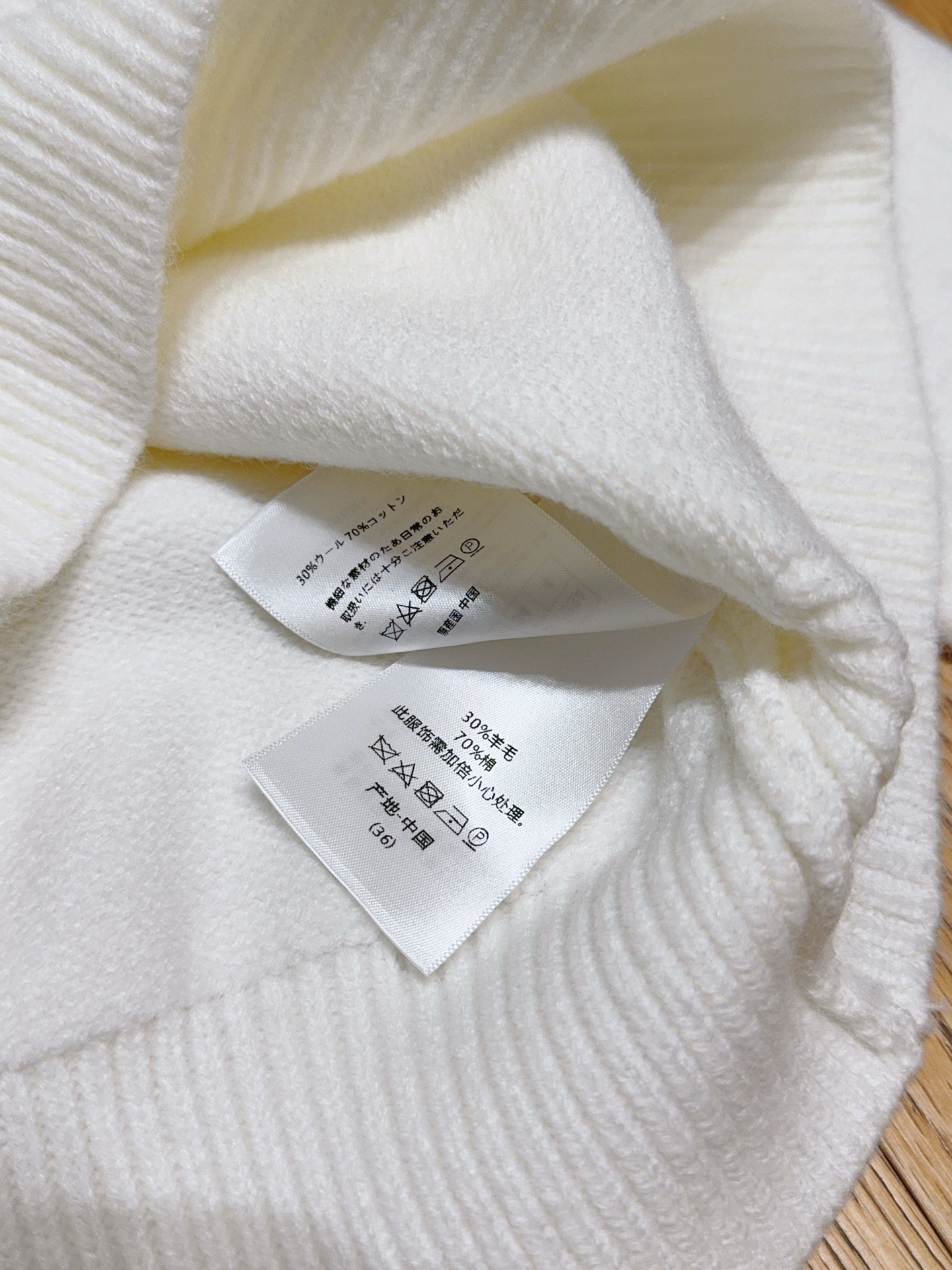 D家秋冬新品[爱心]🆕……白色针织羊毛衫，圆领设计简约大方，宽松版型，柔软又保暖，秋冬穿超舒服，舒适不挑