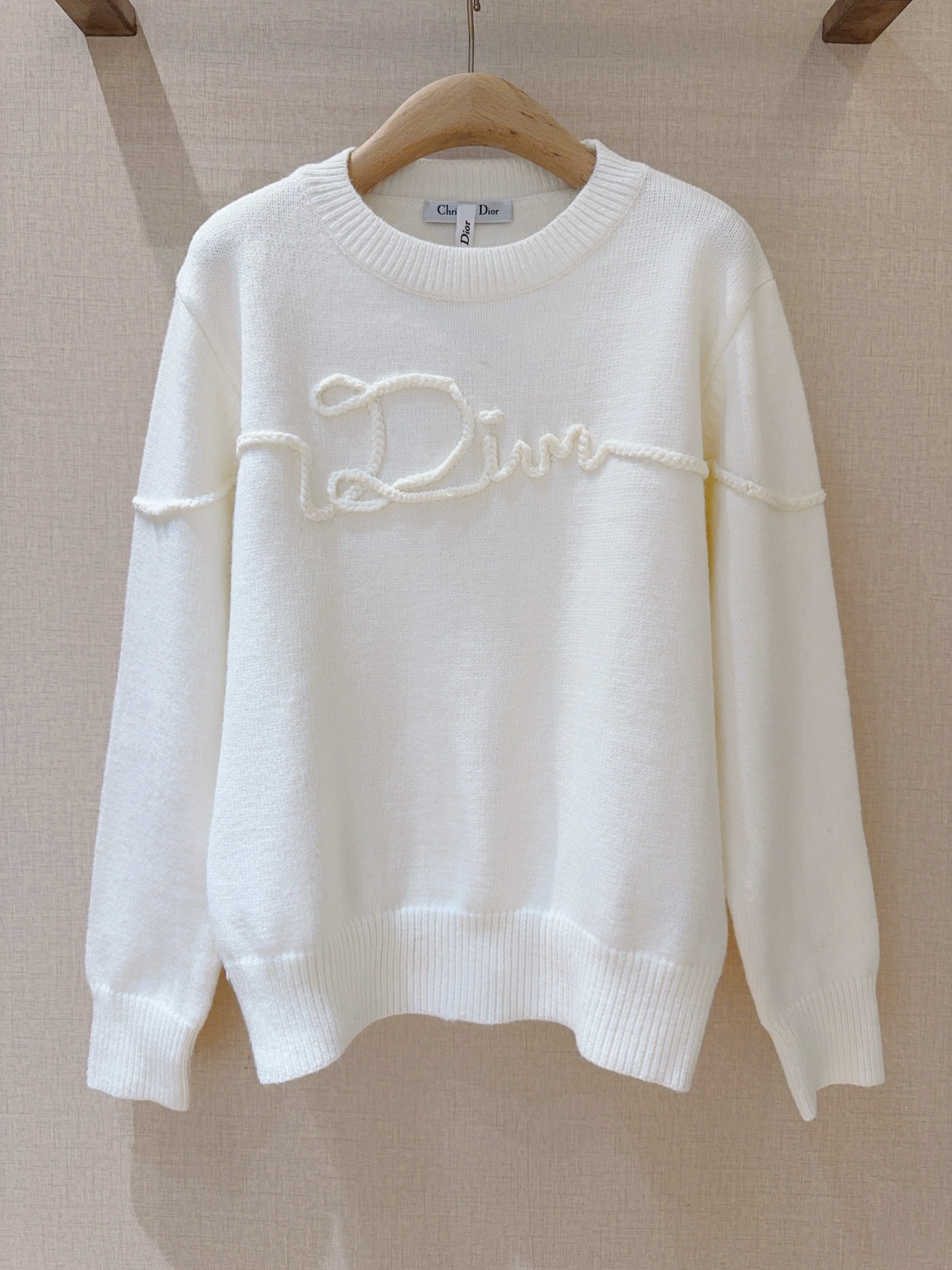 D家秋冬新品[爱心]🆕……白色针织羊毛衫，圆领设计简约大方，宽松版型，柔软又保暖，秋冬穿超舒服，舒适不挑