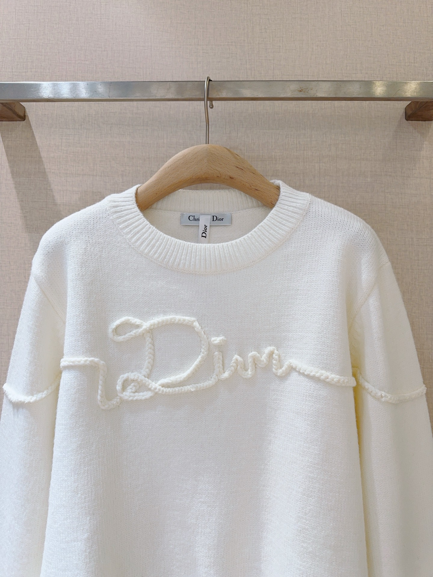 D家秋冬新品[爱心]🆕……白色针织羊毛衫，圆领设计简约大方，宽松版型，柔软又保暖，秋冬穿超舒服，舒适不挑