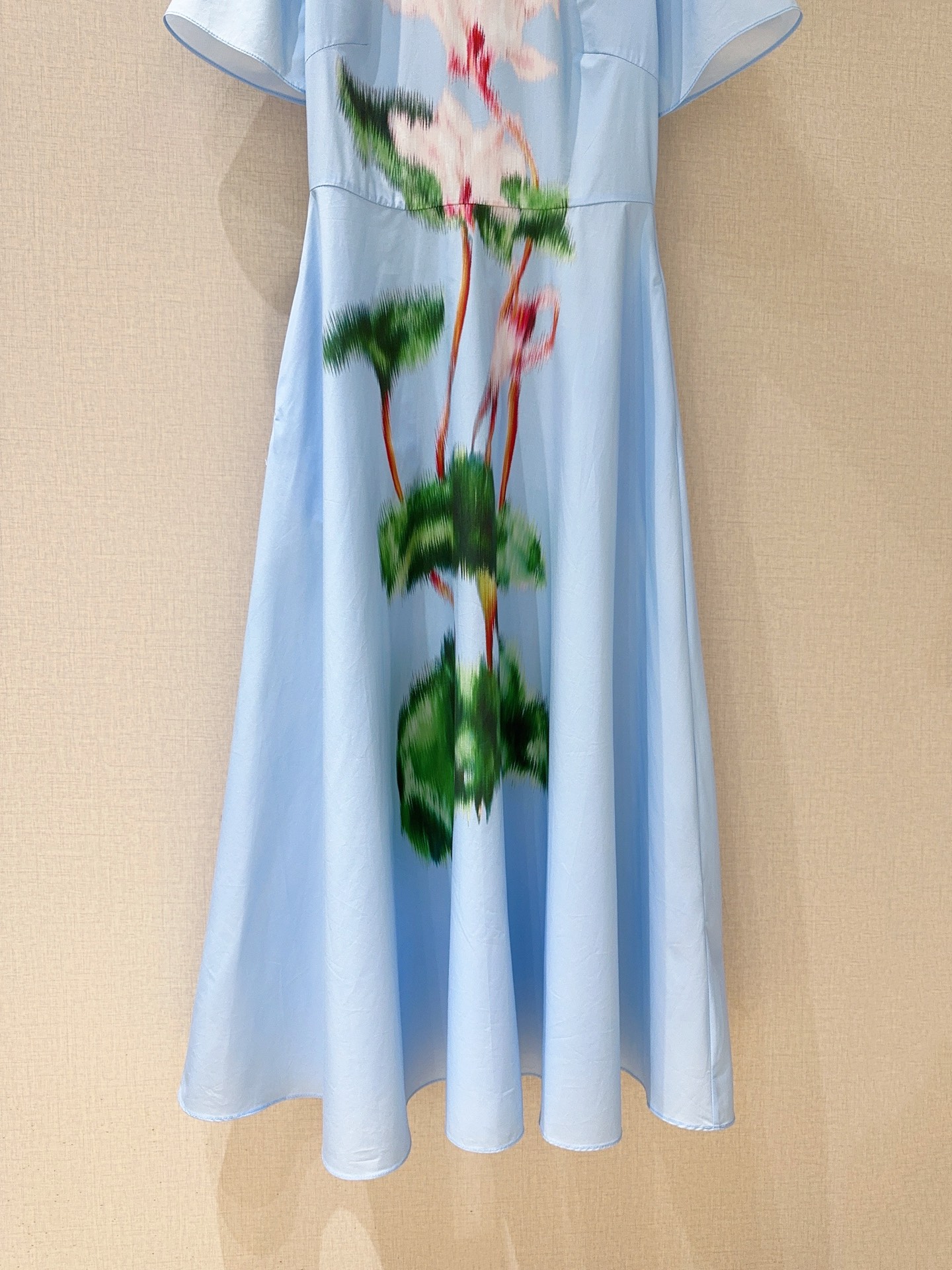 Oscar De La Rent*a花卉印花短袖连衣裙👗，新品推荐[爱心][爱心]采用轻薄面料，圆领短袖