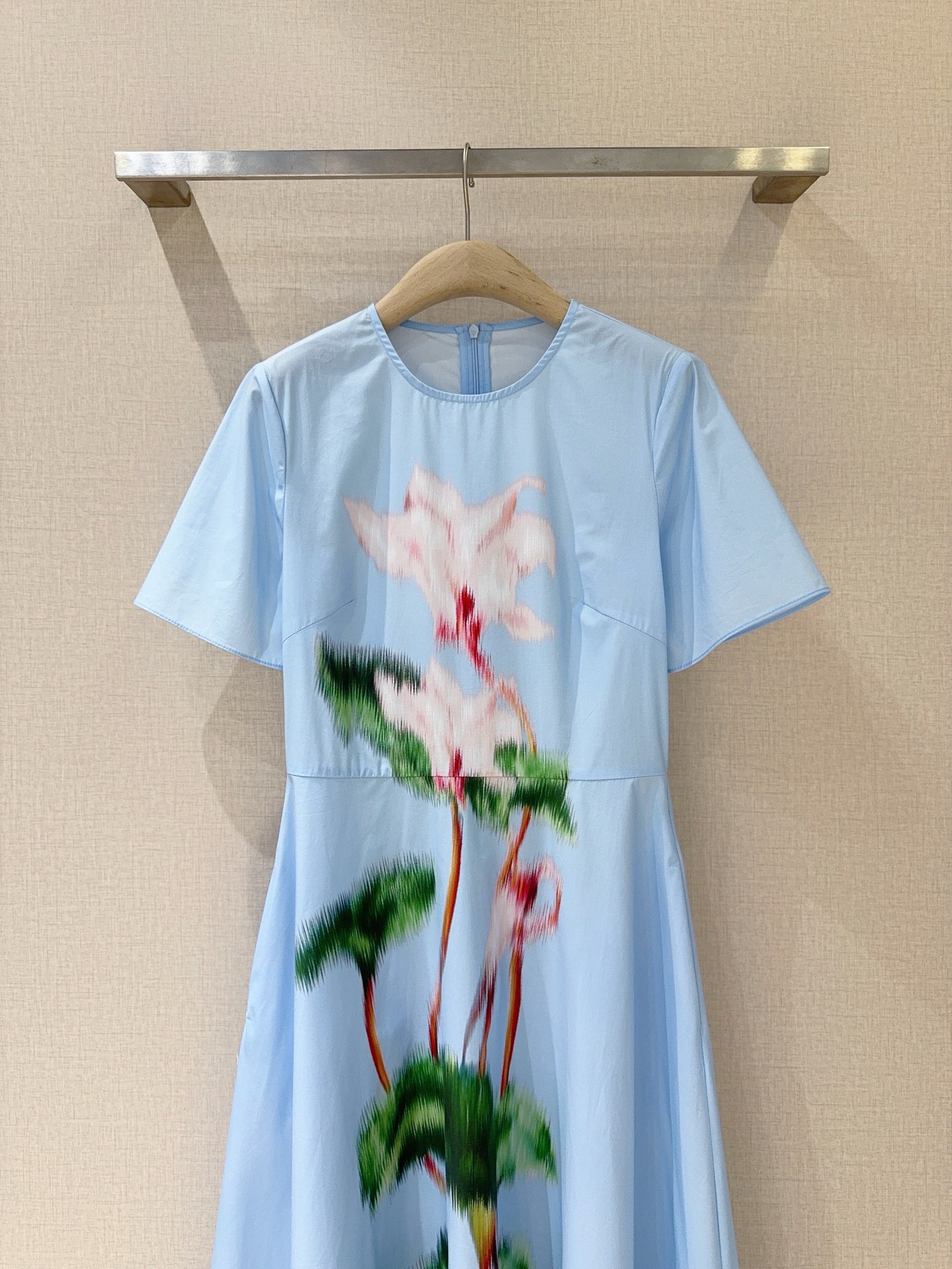 Oscar De La Rent*a花卉印花短袖连衣裙👗，新品推荐[爱心][爱心]采用轻薄面料，圆领短袖