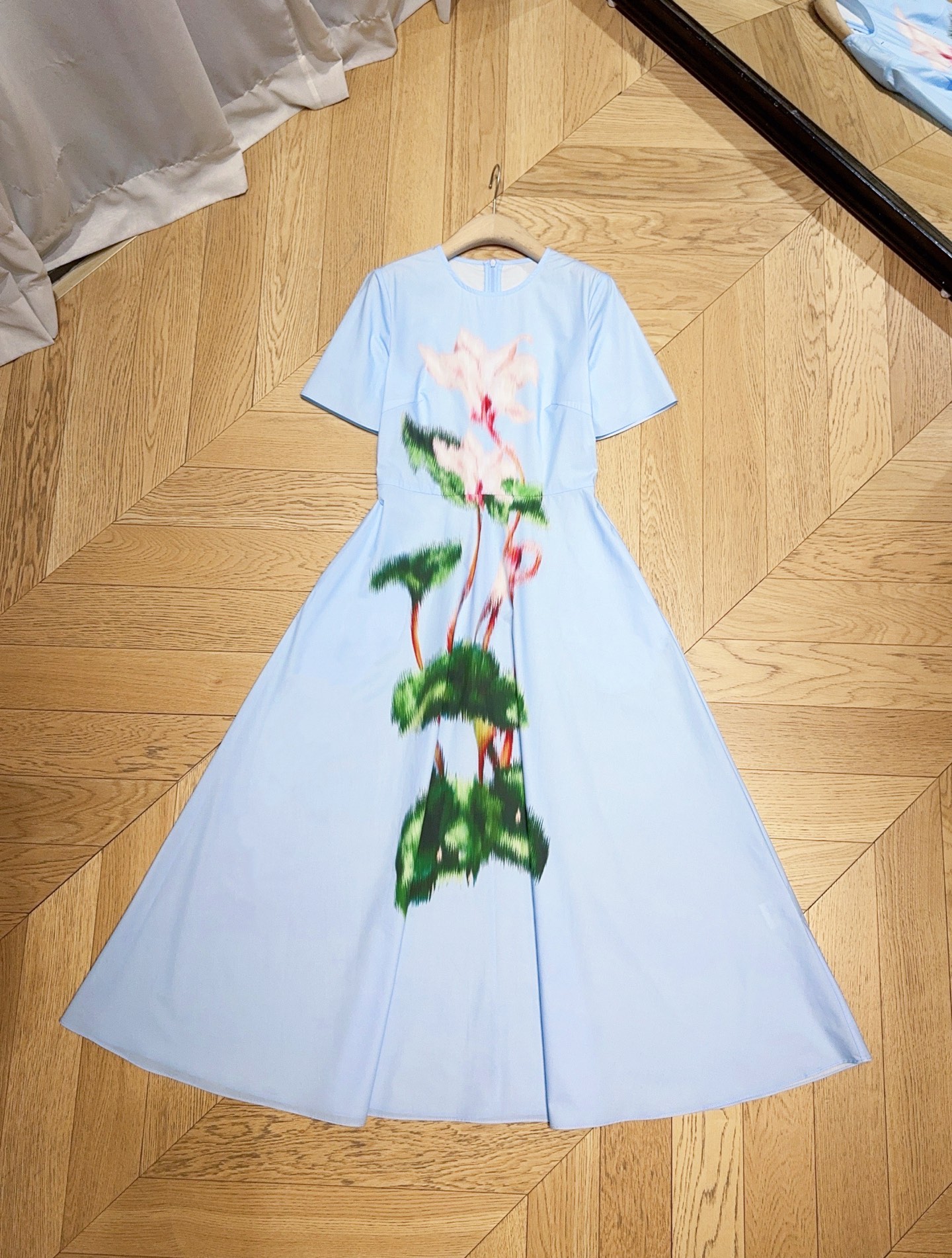 Oscar De La Rent*a花卉印花短袖连衣裙👗，新品推荐[爱心][爱心]采用轻薄面料，圆领短袖