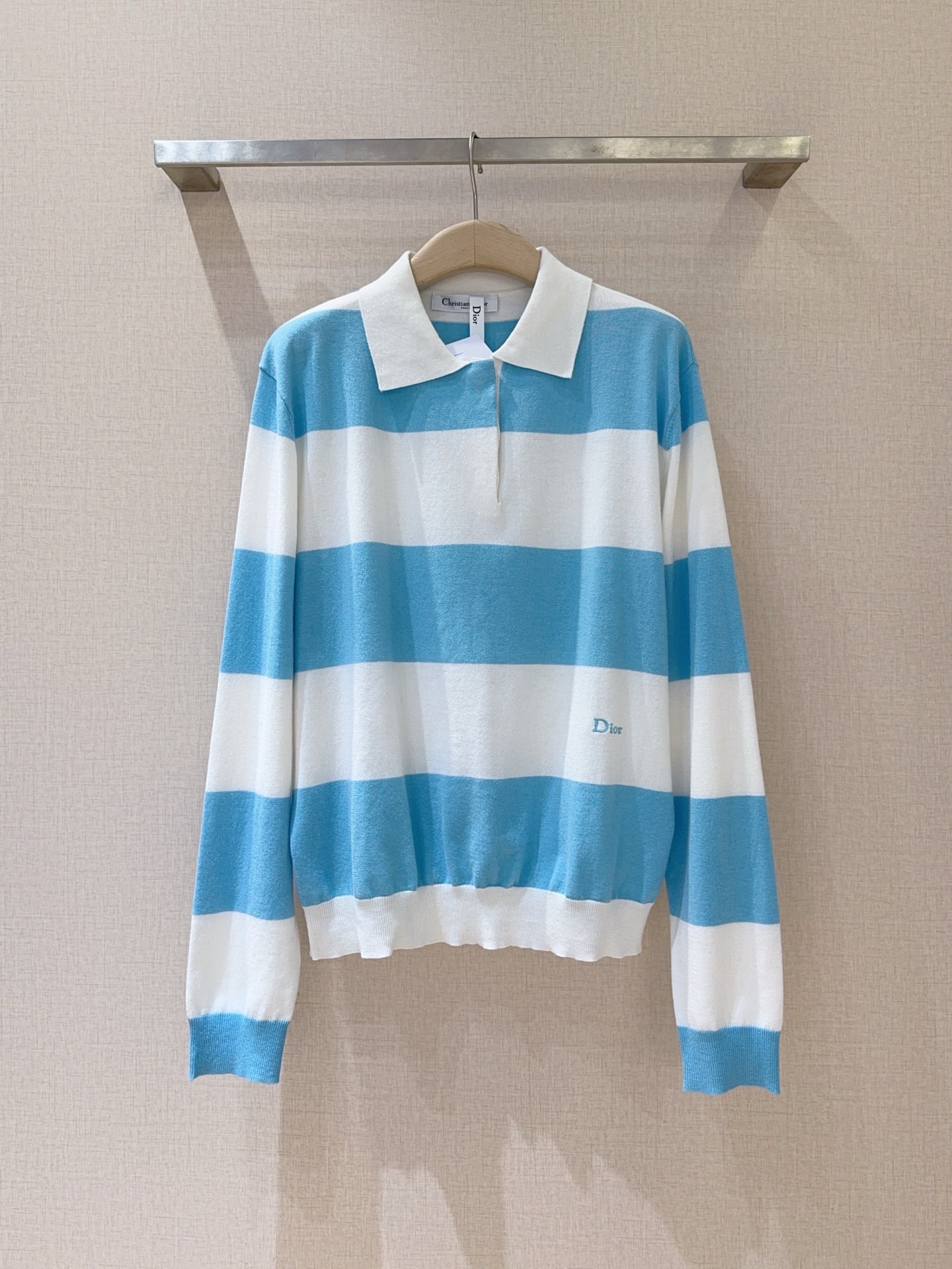 NO:779712,D family Polo shirt 26 spring and autumn new long-sleeved sweater... The classic Polo collar with half placket design is made of fine knitted fabric, which is soft and skin-friendly, elegant and practical. It can be worn with jeans and skirts. It is a must-have and versatile item in the wardrobe. Size: S, M, L, DF1126,, Dior-clothing, dior, dior, skirts, jeans,19860909D家Polo衫26年春秋新款长袖针织衫…… 经典Polo领搭配半开襟设计采用细腻的针织面料,柔软亲肤,优雅又实穿,可搭配牛仔裤、半身裙都适穿,是衣橱必备百搭单品. 码数:S,M,L,DF1126,,迪奥-服装,dior,dior,skirts,jeans,,Women's clothing