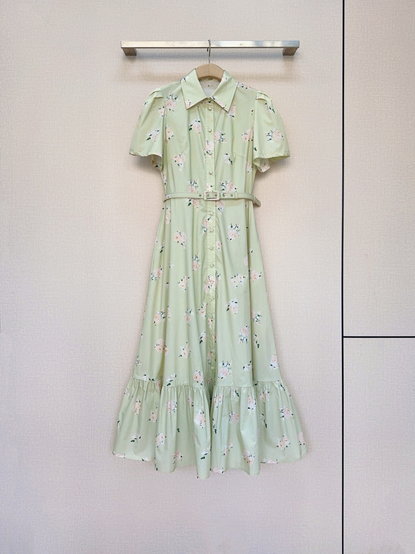 NO:783673,Leo Lin French fresh-style shirt collar waisted floral dress... Classic shirt-style lapels, front button design, with a thin belt of the same color, which can tighten the waistline, with pockets on both sides. The ruffle pleat design at the skirt has a full sense of layering, the fabric is light and breathable, mint light green, fresh and white, the upper body is super comfortable, and can be used for daily commuting and casual occasions. Size SMLXL, K260305,, women's clothing, skirts, shirts,19860909Leo Lin 法式清新风衬衫领收腰碎花连衣裙…… 经典衬衫式翻领,前襟纽扣设计,搭配同色系细腰带,可收束腰线,两侧设有口袋裙摆处的荷叶边褶皱设计, 层次感拉满,面料轻薄透气,薄荷浅绿,清新显白,上身超舒服,日常通勤,休闲场合都可以驾驭. 码数SMLXL,K260305,,女装,skirts,shirts,,Women's clothing