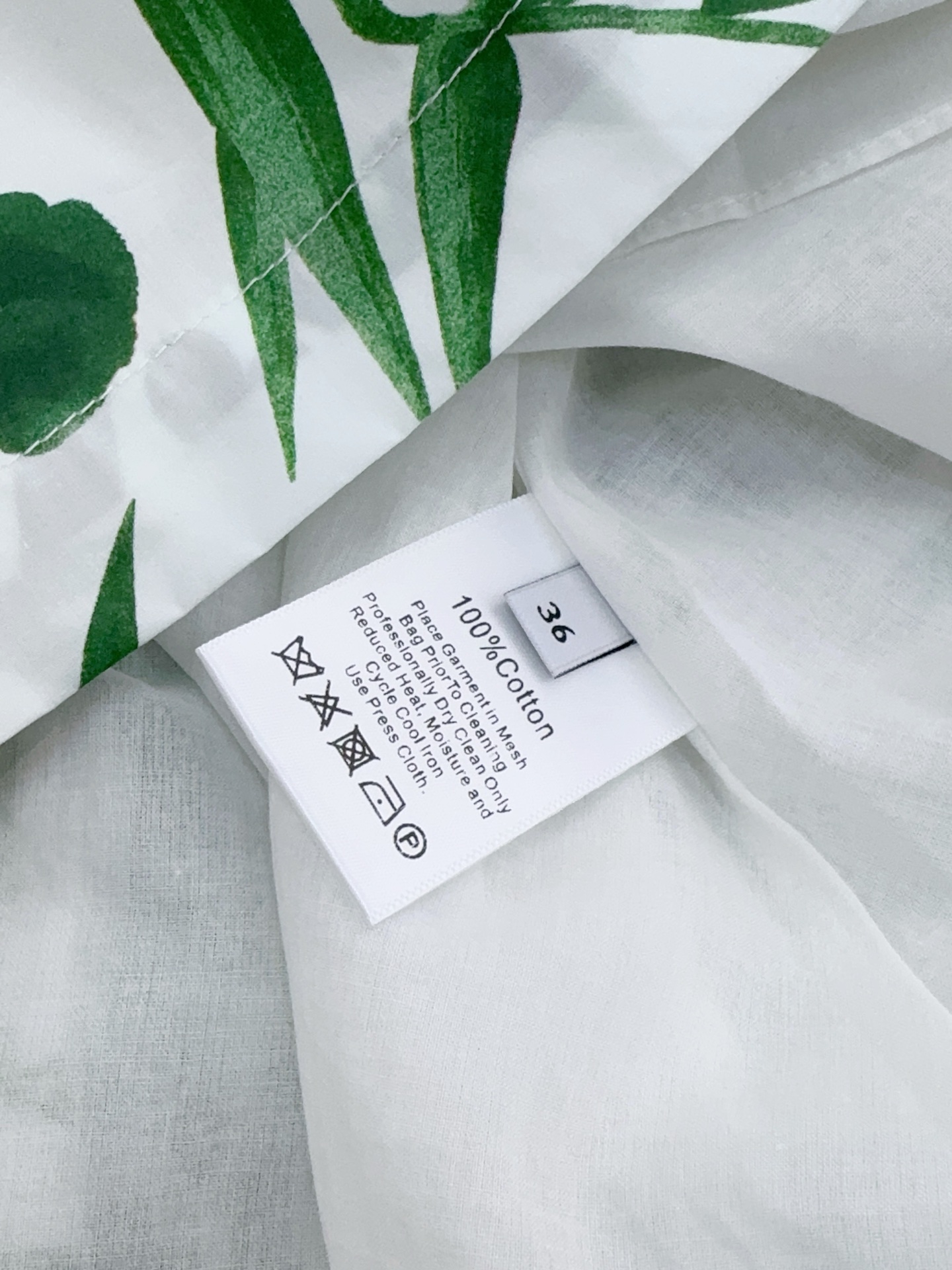 cara*ca*ra*花卉印花无袖连衣裙👗❤️❤️……采用船型领（一字领）无袖设计，露出锁骨线条；腰部多
