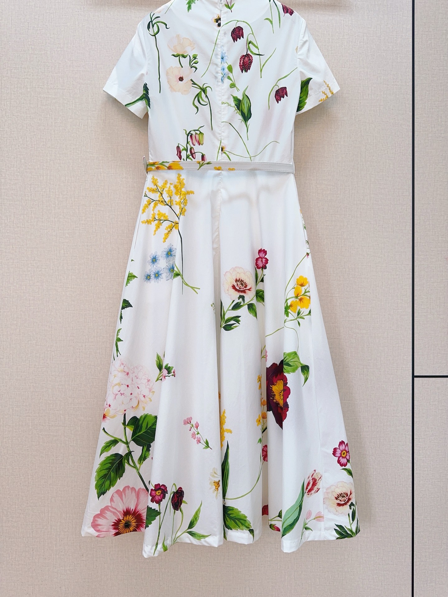 🌸Oscar De La Rent*a花卉印花连衣裙👗，新品推荐🆕……圆领短袖设计，搭配同色系细腰带收腰