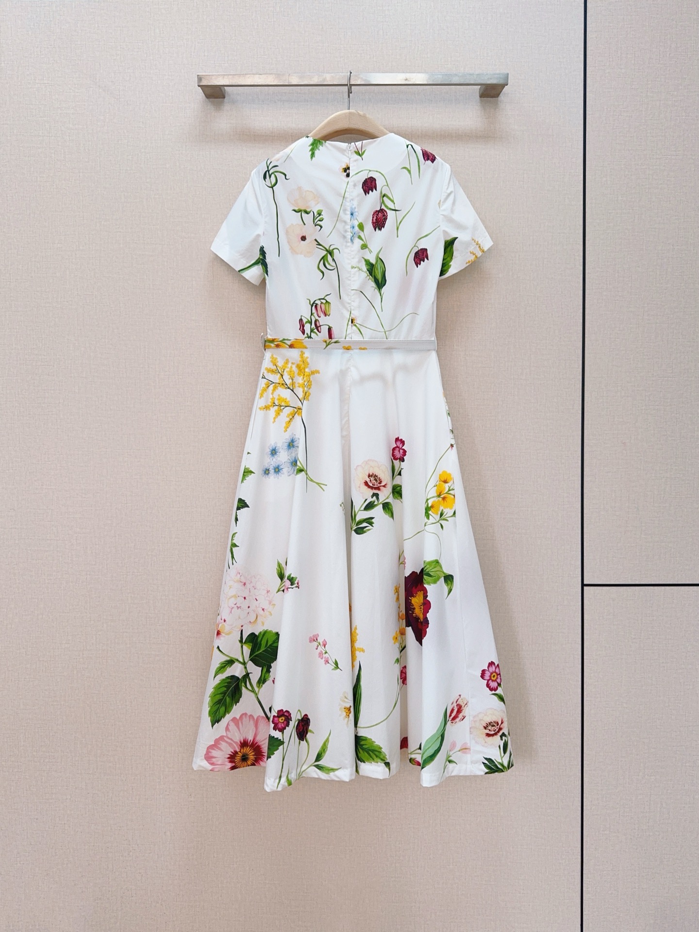 🌸Oscar De La Rent*a花卉印花连衣裙👗，新品推荐🆕……圆领短袖设计，搭配同色系细腰带收腰