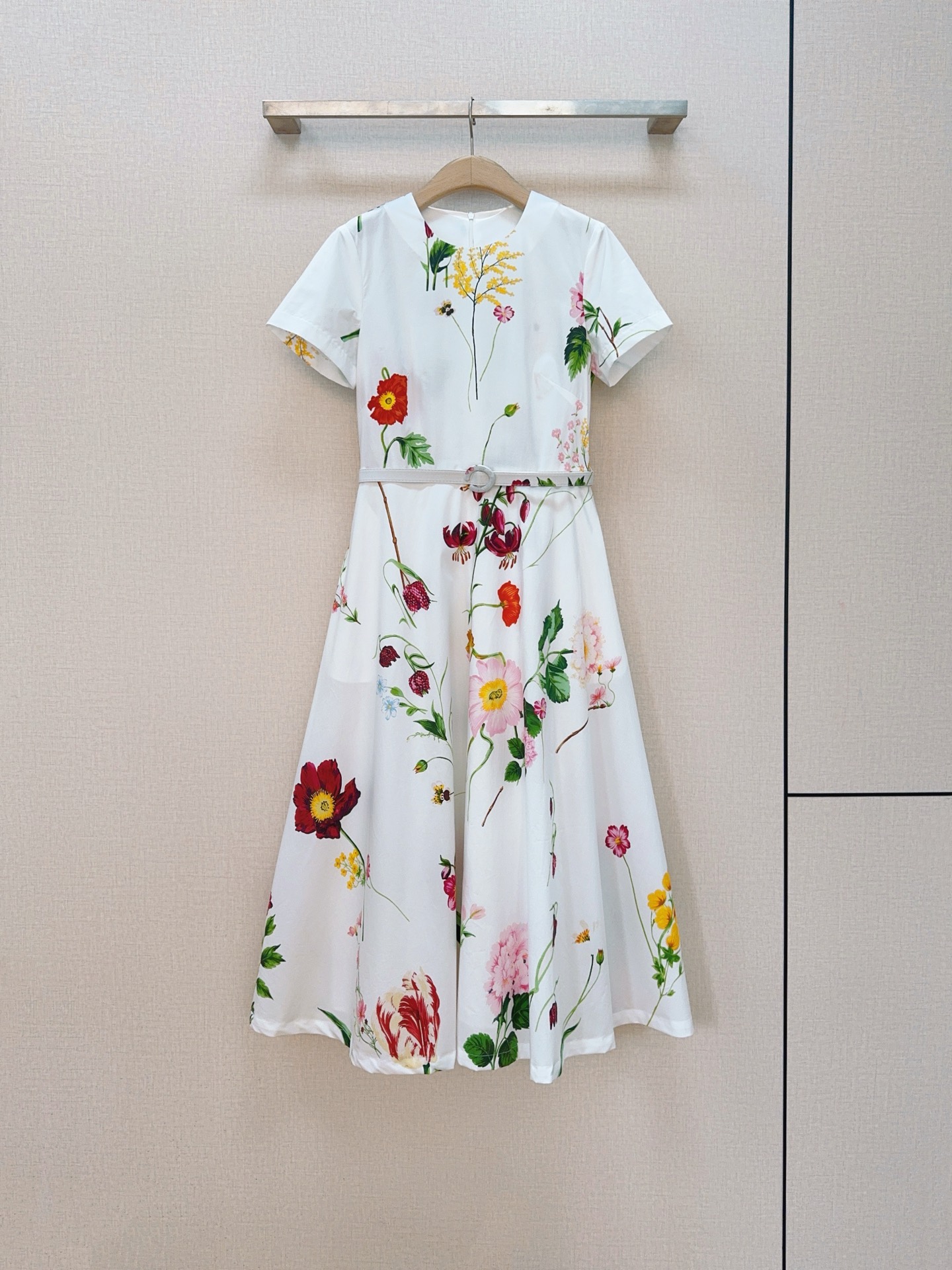 🌸Oscar De La Rent*a花卉印花连衣裙👗，新品推荐🆕……圆领短袖设计，搭配同色系细腰带收腰