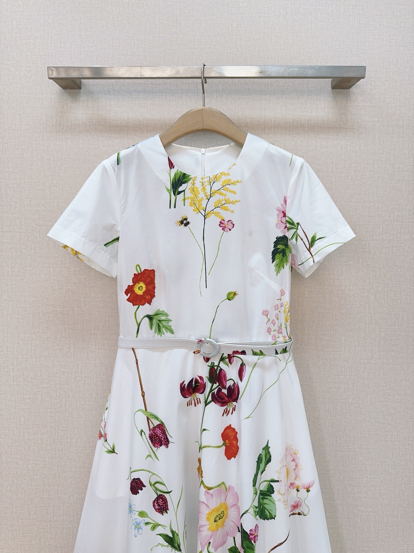 🌸Oscar De La Rent*a花卉印花连衣裙👗，新品推荐🆕……圆领短袖设计，搭配同色系细腰带收腰