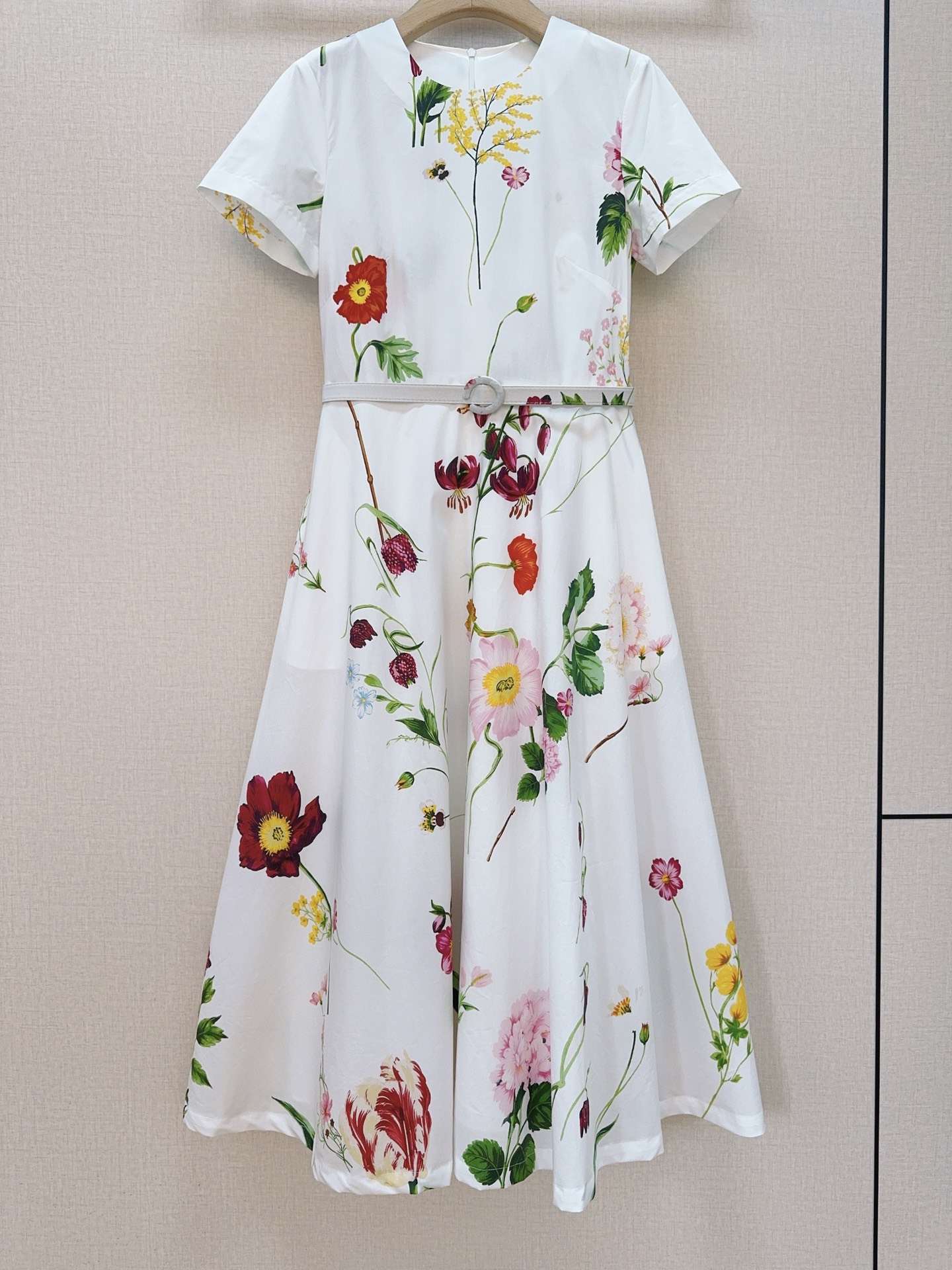 🌸Oscar De La Rent*a花卉印花连衣裙👗，新品推荐🆕……圆领短袖设计，搭配同色系细腰带收腰