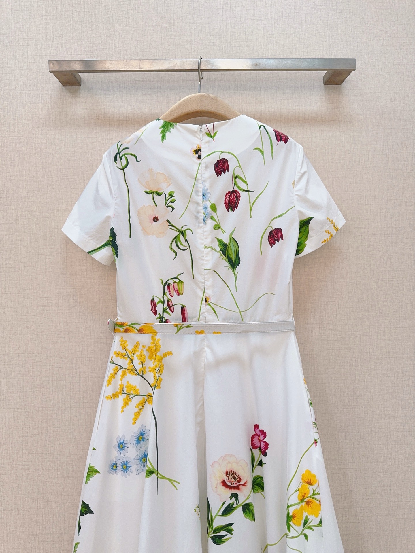 🌸Oscar De La Rent*a花卉印花连衣裙👗，新品推荐🆕……圆领短袖设计，搭配同色系细腰带收腰