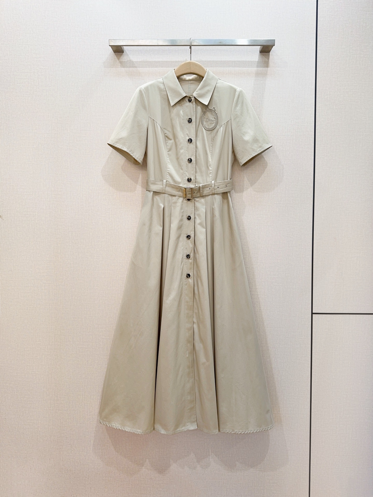 NO:886870,D's new khaki waisted shirt dress recommendation... Classic shirt collar, single-breasted placket short-sleeved design, A-line large skirt, built-in waist belt, elegant and practical, embroidered badge design on the left chest adds a sense of sophistication. It combines French elegance and commuting sophistication, and can be easily worn for daily commuting and afternoon tea.  Size SMLXL,K260331,,Dior-clothing,dior,dior,skirts,shirts,T-shirt,19860909D家 卡其色收腰衬衫连衣裙新品推荐…… 经典衬衫领,单排扣门襟短袖设计,A字大裙摆,自带腰带收腰 ,优雅又实用,左胸的刺绣徽章设计增添了精致感. 兼具法式优雅与通勤干练,日常通勤,下午茶,轻松穿出松弛感. 码数SMLXL,K260331,,迪奥-服装,dior,dior,skirts,shirts,T-shirt,,Women's clothing