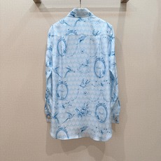 D家新品🆕复古花鸟真丝衬衫✨,精致镜框花鸟满印图案优雅浪漫,顺滑真丝面料自带柔和光泽,垂坠感十足,经典翻领+宽松落肩版型 D家新品🆕复古花鸟真丝衬衫✨,精致镜框花鸟满印图案优雅浪漫,顺滑真丝面料自带柔和光泽,垂坠感十足,经典翻领+宽松落肩版型
