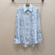 D家新品🆕复古花鸟真丝衬衫✨,精致镜框花鸟满印图案优雅浪漫,顺滑真丝面料自带柔和光泽,垂坠感十足,经典翻领+宽松落肩版型 D家新品🆕复古花鸟真丝衬衫✨,精致镜框花鸟满印图案优雅浪漫,顺滑真丝面料自带柔和光泽,垂坠感十足,经典翻领+宽松落肩版型