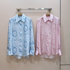 D家新品🆕复古花鸟真丝衬衫✨,精致镜框花鸟满印图案优雅浪漫,顺滑真丝面料自带柔和光泽,垂坠感十足,经典翻领+宽松落肩版型 D家新品🆕复古花鸟真丝衬衫✨,精致镜框花鸟满印图案优雅浪漫,顺滑真丝面料自带柔和光泽,垂坠感十足,经典翻领+宽松落肩版型