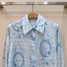 D家新品🆕复古花鸟真丝衬衫✨,精致镜框花鸟满印图案优雅浪漫,顺滑真丝面料自带柔和光泽,垂坠感十足,经典翻领+宽松落肩版型 D家新品🆕复古花鸟真丝衬衫✨,精致镜框花鸟满印图案优雅浪漫,顺滑真丝面料自带柔和光泽,垂坠感十足,经典翻领+宽松落肩版型