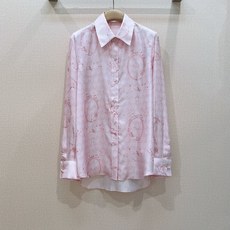 D家新品🆕复古花鸟真丝衬衫✨,精致镜框花鸟满印图案优雅浪漫,顺滑真丝面料自带柔和光泽,垂坠感十足,经典翻领+宽松落肩版型 D家新品🆕复古花鸟真丝衬衫✨,精致镜框花鸟满印图案优雅浪漫,顺滑真丝面料自带柔和光泽,垂坠感十足,经典翻领+宽松落肩版型