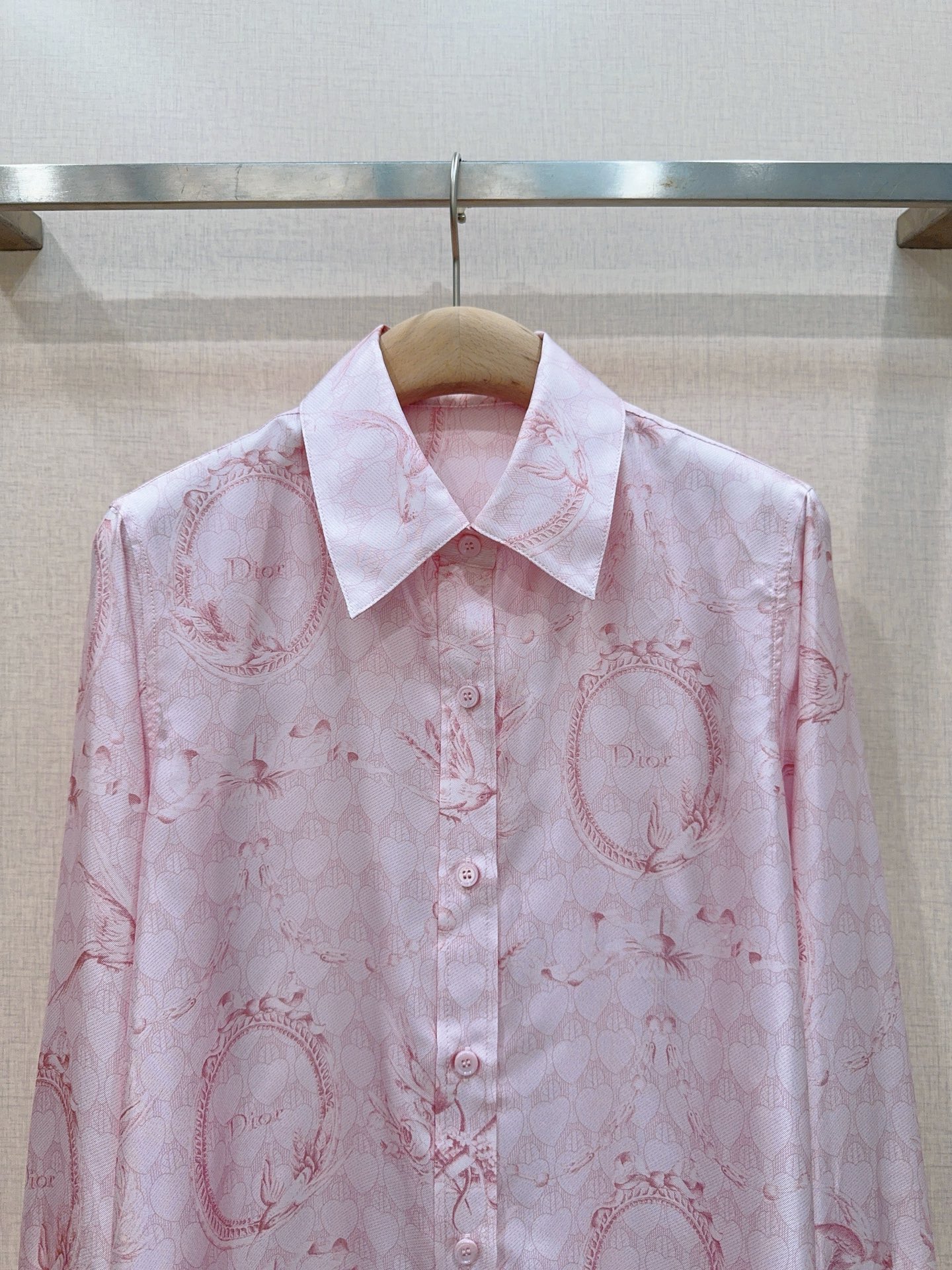 D家新品🆕复古花鸟真丝衬衫✨，精致镜框花鸟满印图案优雅浪漫，顺滑真丝面料自带柔和光泽，垂坠感十足，经典翻领+宽松落肩版型