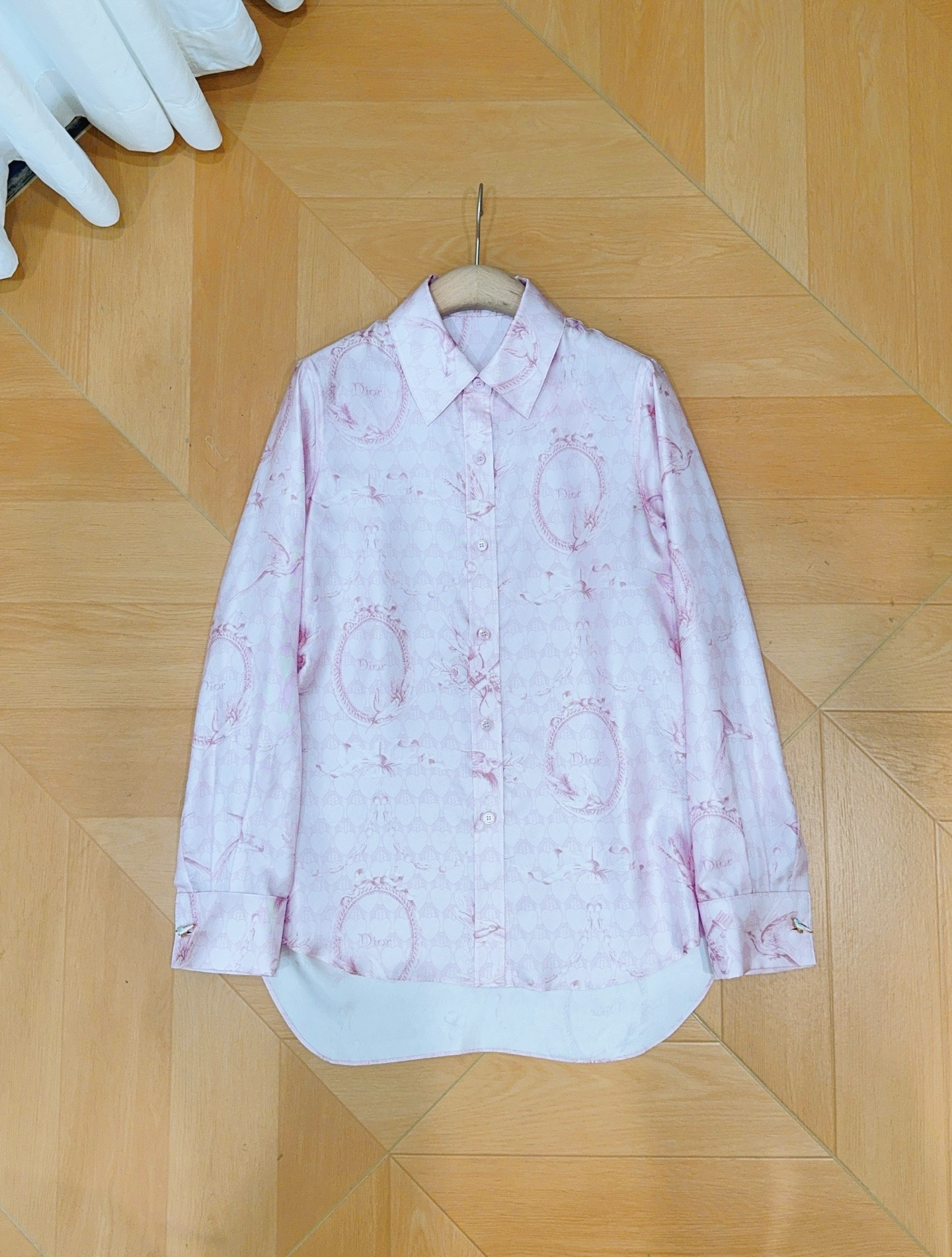 D家新品🆕复古花鸟真丝衬衫✨，精致镜框花鸟满印图案优雅浪漫，顺滑真丝面料自带柔和光泽，垂坠感十足，经典翻领+宽松落肩版型