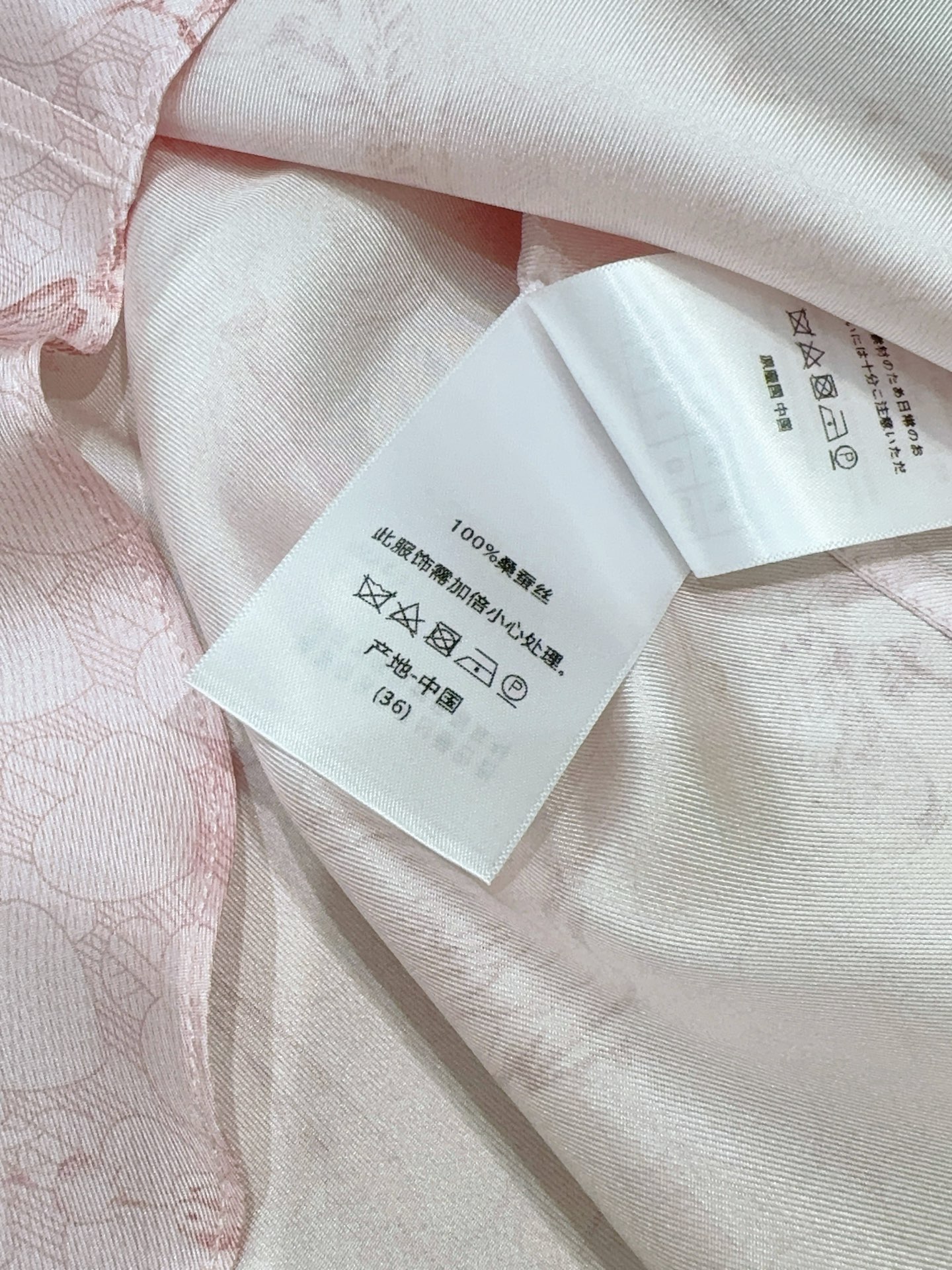D家新品🆕复古花鸟真丝衬衫✨，精致镜框花鸟满印图案优雅浪漫，顺滑真丝面料自带柔和光泽，垂坠感十足，经典翻领+宽松落肩版型