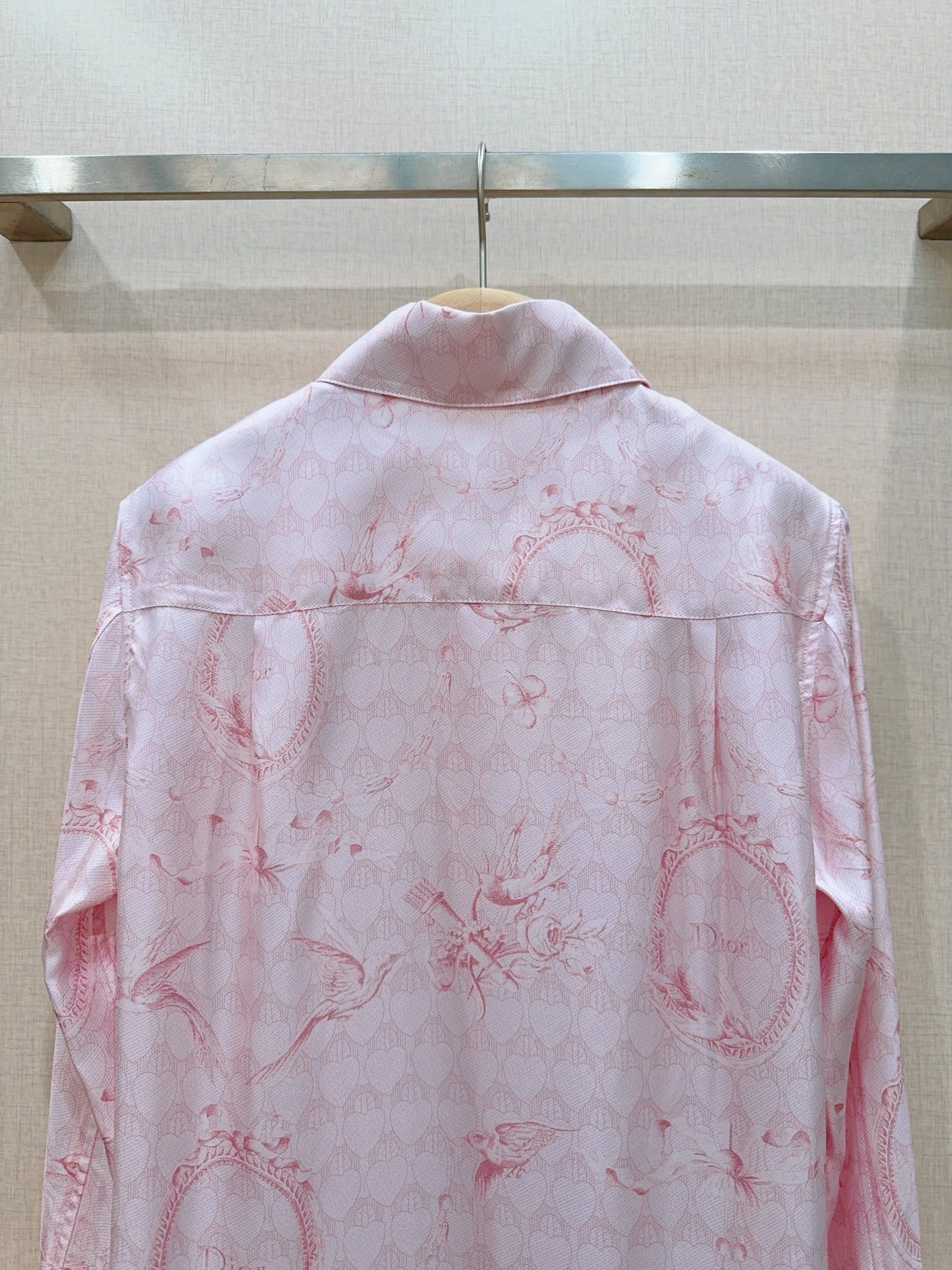 D家新品🆕复古花鸟真丝衬衫✨，精致镜框花鸟满印图案优雅浪漫，顺滑真丝面料自带柔和光泽，垂坠感十足，经典翻领+宽松落肩版型