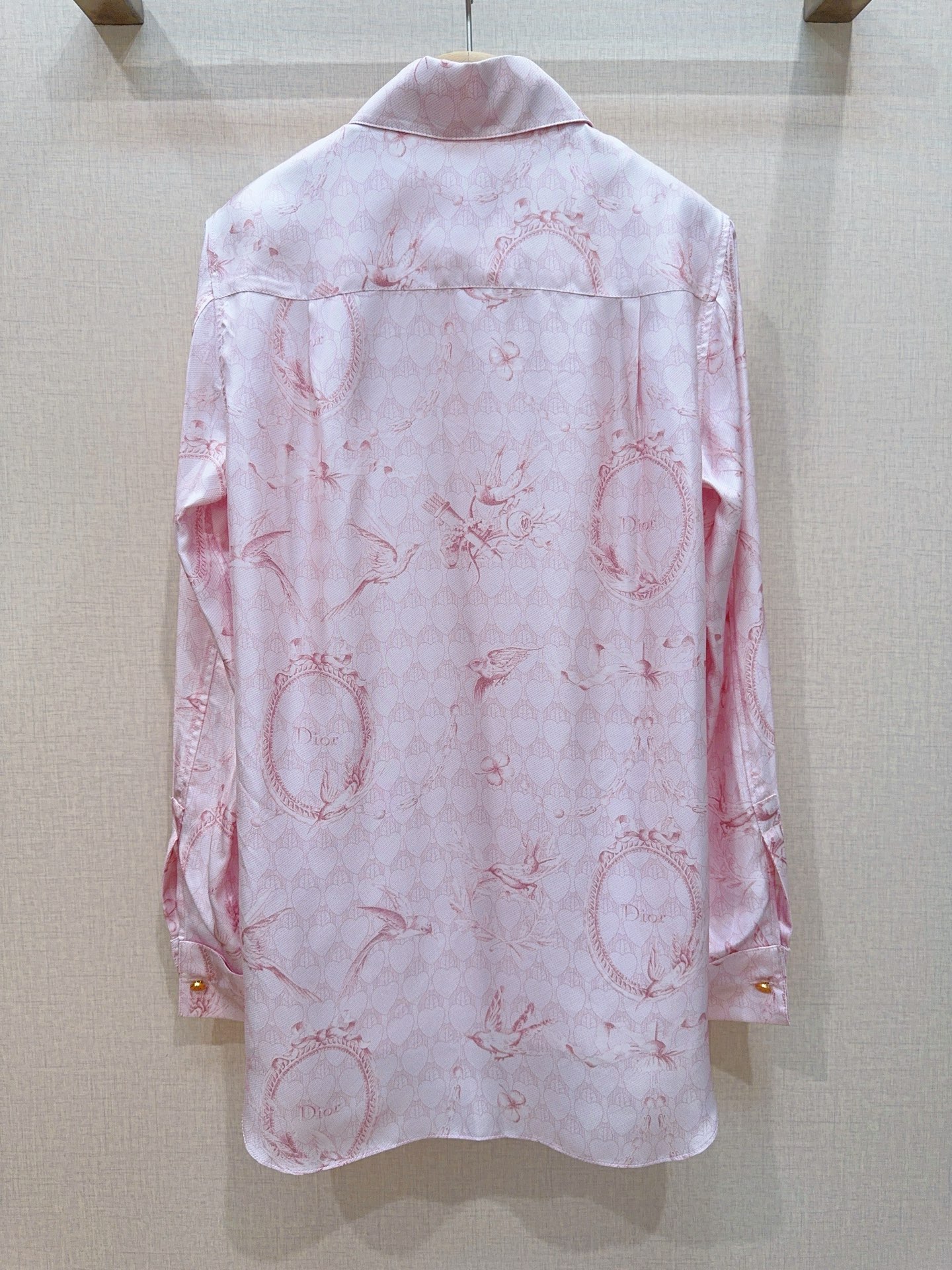D家新品🆕复古花鸟真丝衬衫✨，精致镜框花鸟满印图案优雅浪漫，顺滑真丝面料自带柔和光泽，垂坠感十足，经典翻领+宽松落肩版型