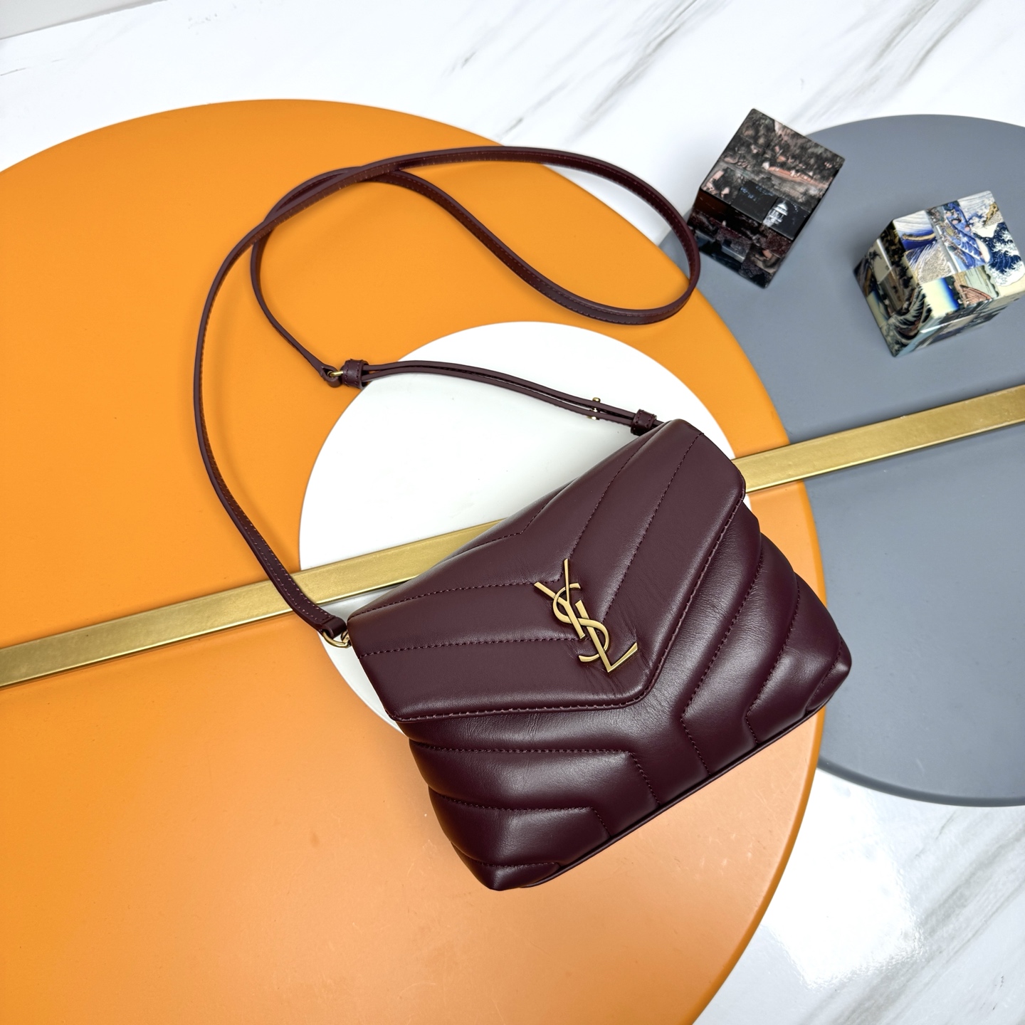 NO:676509,[Original] The original version of the maroon/gold buckle LouLou mini crossbody bag is here!  The entire bag is made of soft Italian sheepskin, with classic Y family diagonal stripe quilting technology. It has a soft texture front flap bag, and the shoulder strap is adjustable and can be detached into a hand-held style, making it easy to achieve multiple uses in one bag!  The size is not big, but the content is not small. There is a zipper bag inside the bag, two main compartments, 3 card slots, and a small partition in the middle and on the side for placing cash or receipts!  Multifunctional!  Specially installed!  Model 467072.Zx, size 20X14X7cm, saint laurent, saint laurent, satchels, crossbody bags, sheepskin19860909【原单】枣红/金扣 LouLou迷你号斜挎包原单版本来袭！整包采用柔软的意大利羊皮制作,搭配经典的Y家斜条纹绗缝工艺,拥有柔和质地的前翻盖袋,肩带可调节亦可拆成手提款,轻松实现一包多用！体积不大,内容量却不小,包内有一个拉链袋,两个主隔层,3格卡槽,中间及侧边还各有一小分隔可以放置现金或者票据！多功能！特能装！型号467072.Zx,尺寸20X14X7cm,圣罗兰,saint laurent,satchels,crossbody bags,sheepskin,Bag