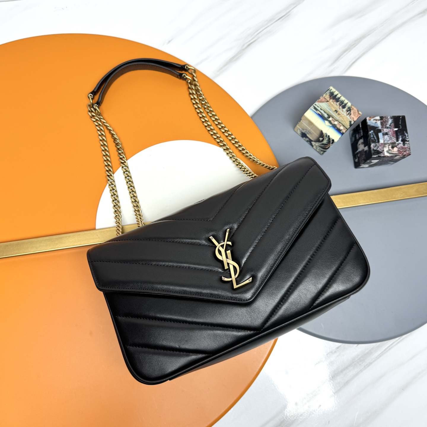 NO:676454,Black sheepskin/antique gold 25 early spring new LouLou medium size, delicate and high-end texture!  The sheepskin feels soft and soft, and the new version of the sheepskin is very shiny and comes with a detachable card holder. It is equipped with a sliding chain. Double chain design, multiple carrying methods, you can choose according to your own needs. The new version of the sheepskin has been additionally coated, which is not only more durable, but also more glossy, making the entire bag extra delicate and beautiful!  A must-have item for fashionable girls Model 801439 [original leather] Size 29×17×8cm, saint laurent, saint laurent, sheepskin19860909黑羊皮/古金 25早春新款LouLou中号,质感细腻高级！羊皮手感柔柔软软的,新版羊皮很有光泽感、配有可拆卸卡包.搭配滑动式链条.双链条设计,多种背携方式,可以根据自己的需求来选择.新版羊皮另外做了涂层处理,不仅更耐用,更有光泽感,显的整个包都格外精致,美丽！时髦女孩必备单品 型号801439【原厂皮】 尺寸29×17×8cm,圣罗兰,saint laurent,sheepskin,Bag