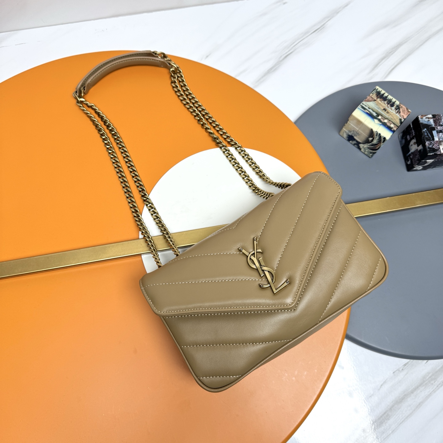 NO:676464,Apricot sheepskin/old gold 25 early spring new LouLou small size, delicate and high-end texture!  The sheepskin feels soft and soft, and the new version of the sheepskin is very shiny and comes with a detachable card holder. It is equipped with a sliding chain. Double chain design, multiple carrying methods, you can choose according to your own needs. The new version of the sheepskin has been additionally coated, which is not only more durable, but also more glossy, making the entire bag extra delicate and beautiful!  A must-have item for fashionable girls Model 801437 [original leather] Size 24x14x7cm, saint laurent, saint laurent, sheepskin19860909杏色羊皮/古金 25早春新款LouLou小号,质感细腻高级！羊皮手感柔柔软软的,新版羊皮很有光泽感、配有可拆卸卡包.搭配滑动式链条.双链条设计,多种背携方式,可以根据自己的需求来选择.新版羊皮另外做了涂层处理,不仅更耐用,更有光泽感,显的整个包都格外精致,美丽！时髦女孩必备单品 型号801437【原厂皮】 尺寸24x14x7cm,圣罗兰,saint laurent,sheepskin,Bag