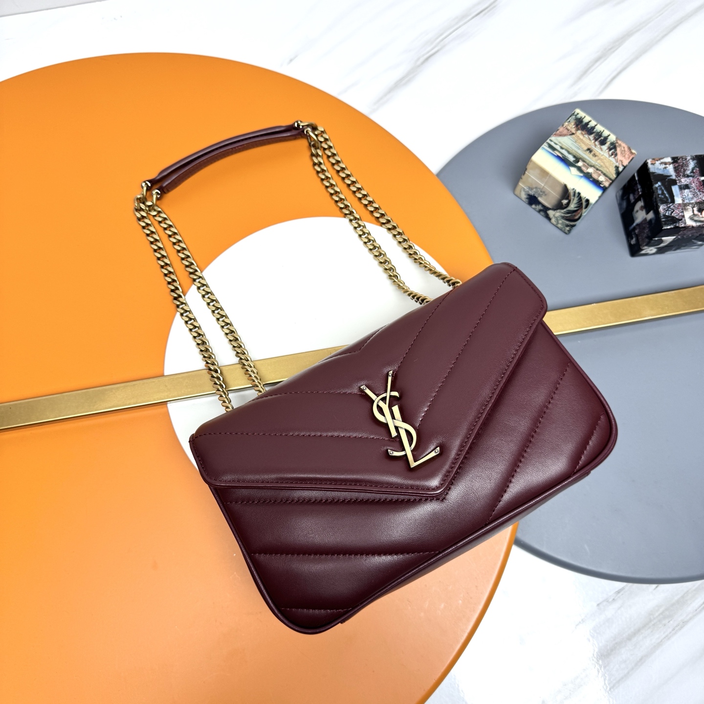 NO:676457,Date red sheepskin/old gold 25 early spring new LouLou small size, delicate and high-end texture!  The sheepskin feels soft and soft, and the new version of the sheepskin is very shiny and comes with a detachable card holder. It is equipped with a sliding chain. Double chain design, multiple carrying methods, you can choose according to your own needs. The new version of the sheepskin has been additionally coated, which is not only more durable, but also more glossy, making the entire bag extra delicate and beautiful!  A must-have item for fashionable girls Model 801437 [original leather] Size 24x14x7cm, saint laurent, saint laurent, sheepskin19860909枣红羊皮/古金 25早春新款LouLou小号,质感细腻高级！羊皮手感柔柔软软的,新版羊皮很有光泽感、配有可拆卸卡包.搭配滑动式链条.双链条设计,多种背携方式,可以根据自己的需求来选择.新版羊皮另外做了涂层处理,不仅更耐用,更有光泽感,显的整个包都格外精致,美丽！时髦女孩必备单品 型号801437【原厂皮】 尺寸24x14x7cm,圣罗兰,saint laurent,sheepskin,Bag