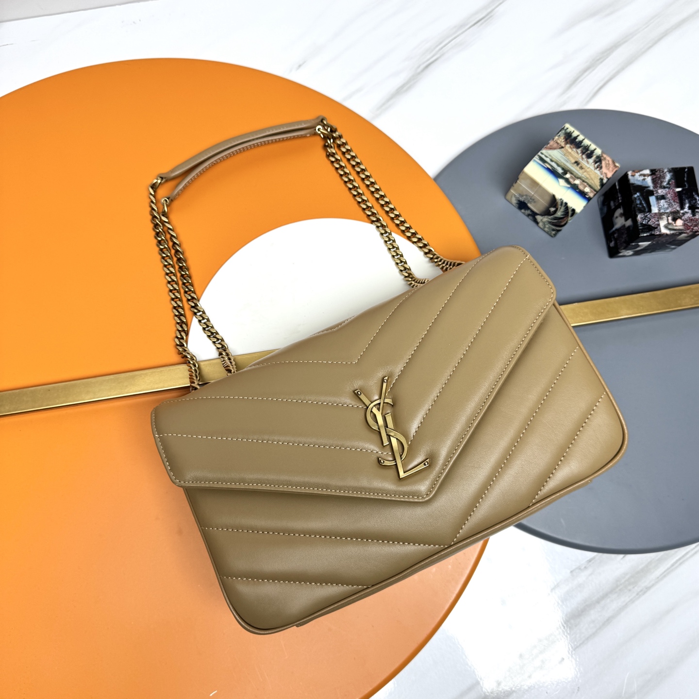 NO:676462,Apricot sheepskin/antique gold 25 early spring new LouLou medium size, delicate and high-end texture!  The sheepskin feels soft and soft, and the new version of the sheepskin is very shiny and comes with a detachable card holder. It is equipped with a sliding chain. Double chain design, multiple carrying methods, you can choose according to your own needs. The new version of the sheepskin has been additionally coated, which is not only more durable, but also more glossy, making the entire bag extra delicate and beautiful!  A must-have item for fashionable girls Model 801439 [original leather] Size 29×17×8cm, saint laurent, saint laurent, sheepskin19860909杏色羊皮/古金 25早春新款LouLou中号,质感细腻高级！羊皮手感柔柔软软的,新版羊皮很有光泽感、配有可拆卸卡包.搭配滑动式链条.双链条设计,多种背携方式,可以根据自己的需求来选择.新版羊皮另外做了涂层处理,不仅更耐用,更有光泽感,显的整个包都格外精致,美丽！时髦女孩必备单品 型号801439【原厂皮】 尺寸29×17×8cm,圣罗兰,saint laurent,sheepskin,Bag