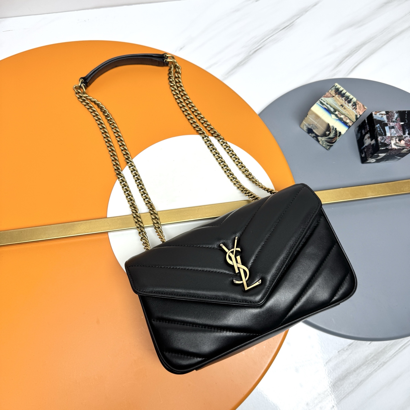 NO:676468,Black sheepskin/antique gold 25 early spring new LouLou small size, delicate and high-end texture!  The sheepskin feels soft and soft, and the new version of the sheepskin is very shiny and comes with a detachable card holder. It is equipped with a sliding chain. Double chain design, multiple carrying methods, you can choose according to your own needs. The new version of the sheepskin has been additionally coated, which is not only more durable, but also more glossy, making the entire bag extra delicate and beautiful!  A must-have item for fashionable girls Model 801437 [original leather] Size 24x14x7cm, saint laurent, saint laurent, sheepskin19860909黑色羊皮/古金 25早春新款LouLou小号,质感细腻高级！羊皮手感柔柔软软的,新版羊皮很有光泽感、配有可拆卸卡包.搭配滑动式链条.双链条设计,多种背携方式,可以根据自己的需求来选择.新版羊皮另外做了涂层处理,不仅更耐用,更有光泽感,显的整个包都格外精致,美丽！时髦女孩必备单品 型号801437【原厂皮】 尺寸24x14x7cm,圣罗兰,saint laurent,sheepskin,Bag