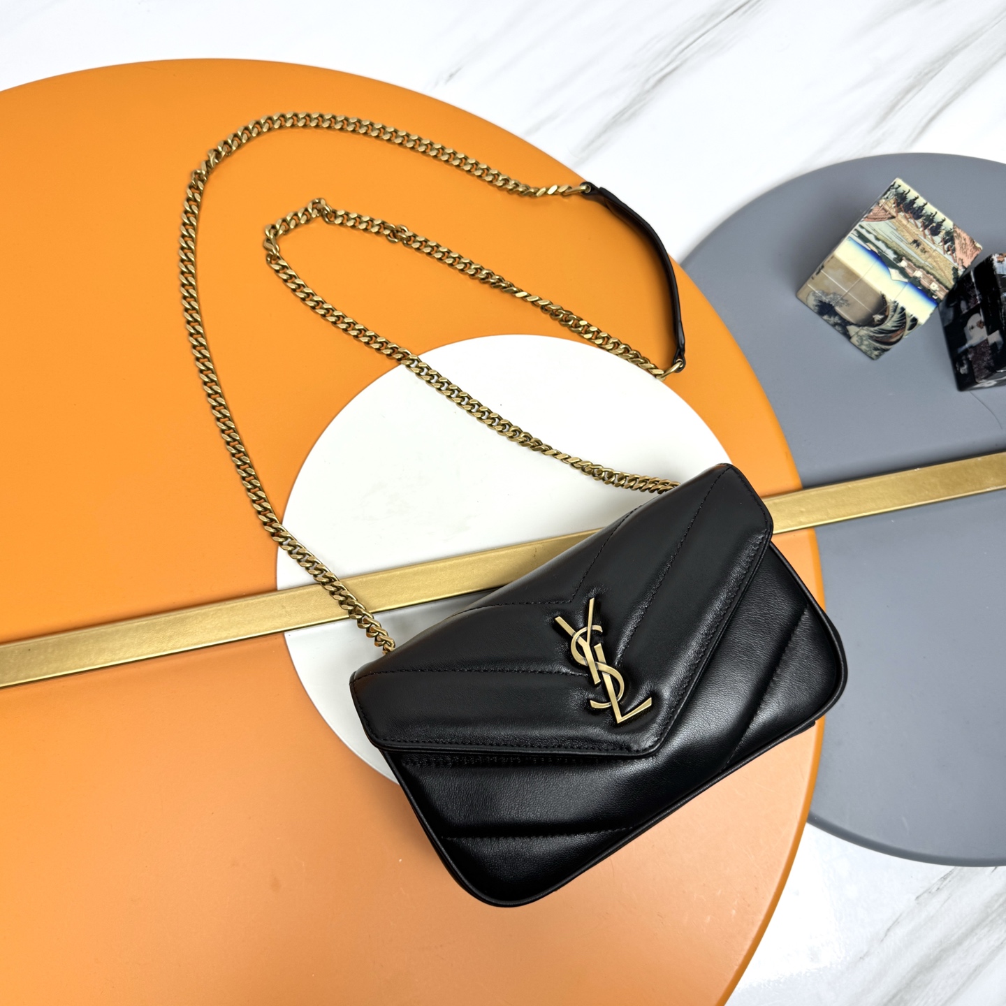 NO:676469,Black sheepskin/antique gold 25 early spring new LouLou mini, delicate and high-end texture!  The sheepskin feels soft and soft, and the new version of the sheepskin is very shiny and comes with a detachable card holder. It is equipped with a sliding chain. Double chain design, multiple carrying methods, you can choose according to your own needs. The new version of the sheepskin has been additionally coated, which is not only more durable, but also more glossy, making the entire bag extra delicate and beautiful!  A must-have item for fashionable girls Model 821749 [original leather] Size 20x12x6cm, saint laurent, saint laurent, sheepskin19860909黑色羊皮/古金 25早春新款LouLou迷你,质感细腻高级！羊皮手感柔柔软软的,新版羊皮很有光泽感、配有可拆卸卡包.搭配滑动式链条.双链条设计,多种背携方式,可以根据自己的需求来选择.新版羊皮另外做了涂层处理,不仅更耐用,更有光泽感,显的整个包都格外精致,美丽！时髦女孩必备单品 型号821749【原厂皮】 尺寸20x12x6cm,圣罗兰,saint laurent,sheepskin,Bag